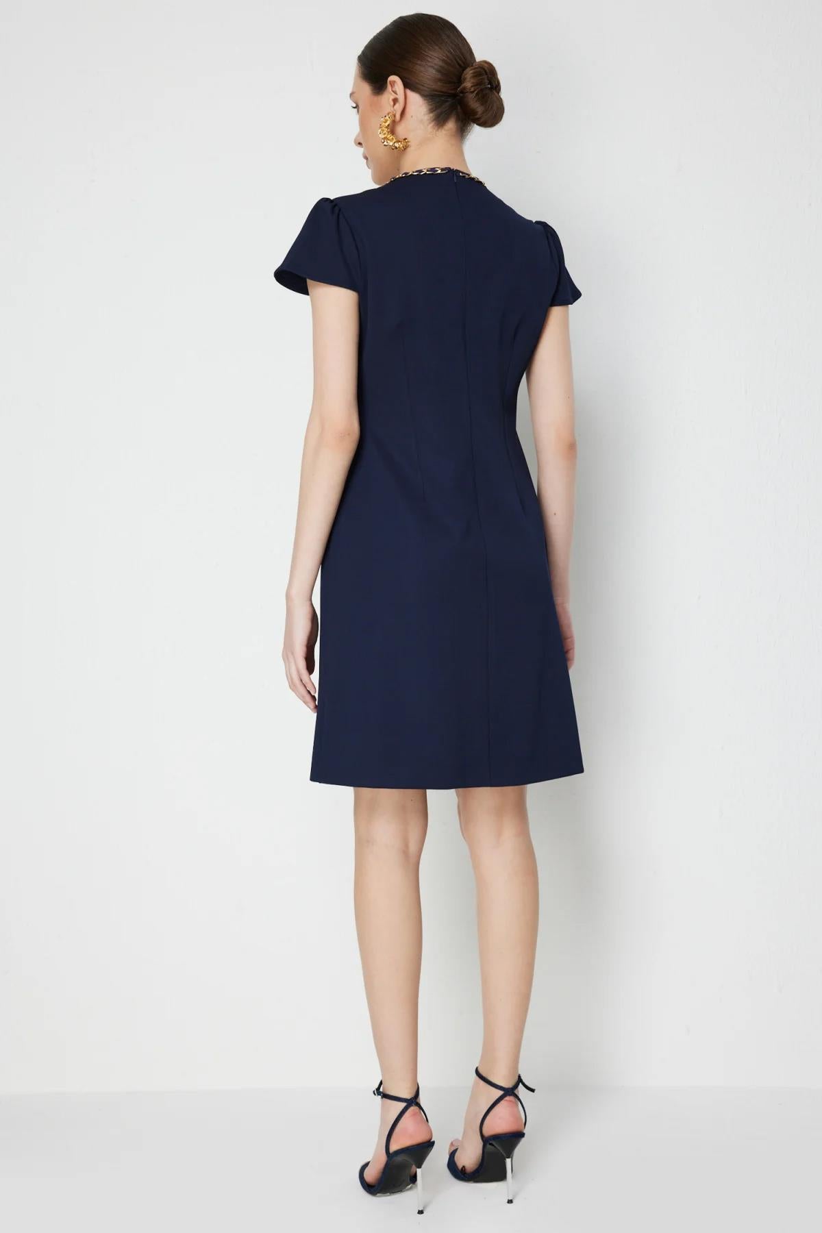 Zincir Detaylı V Yaka Kısa Elbise