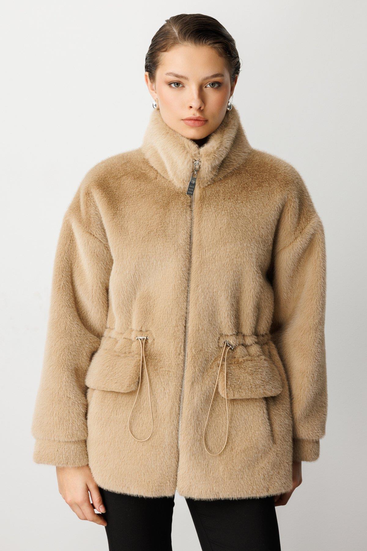Dik Yaka Önden Fermuarlı Beli İpli Peluş Mont