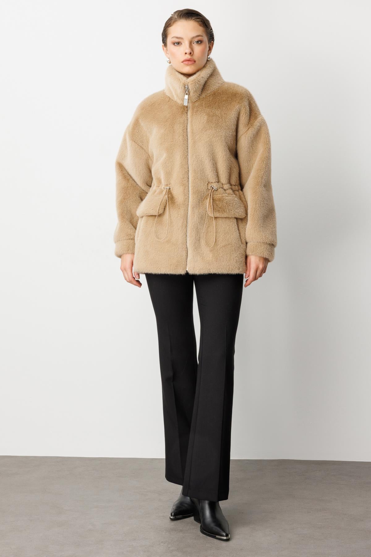 Dik Yaka Önden Fermuarlı Beli İpli Peluş Mont