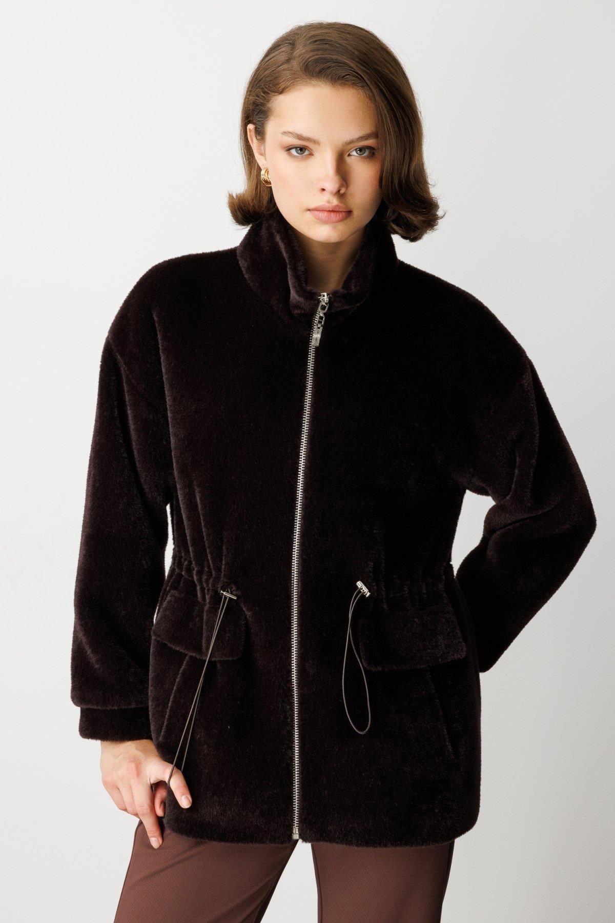 Dik Yaka Önden Fermuarlı Beli İpli Peluş Mont