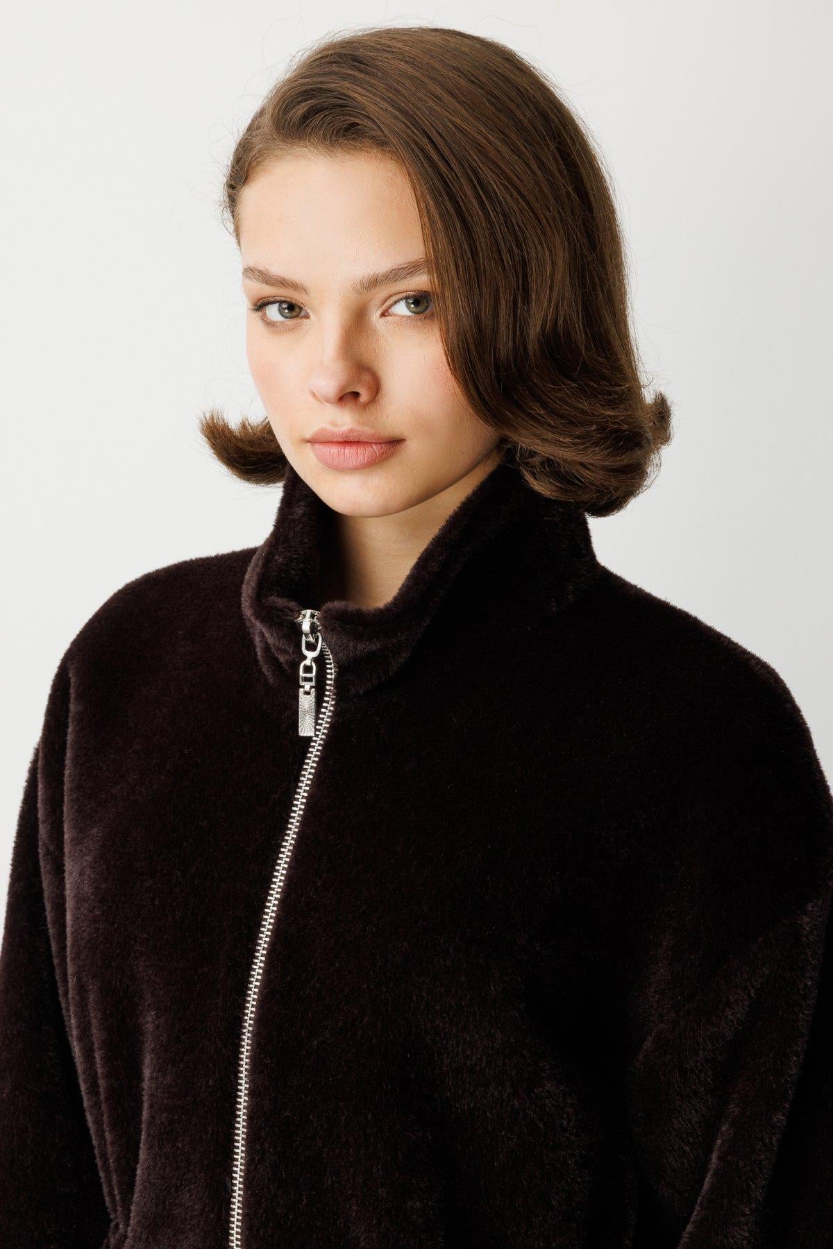 Dik Yaka Önden Fermuarlı Beli İpli Peluş Mont