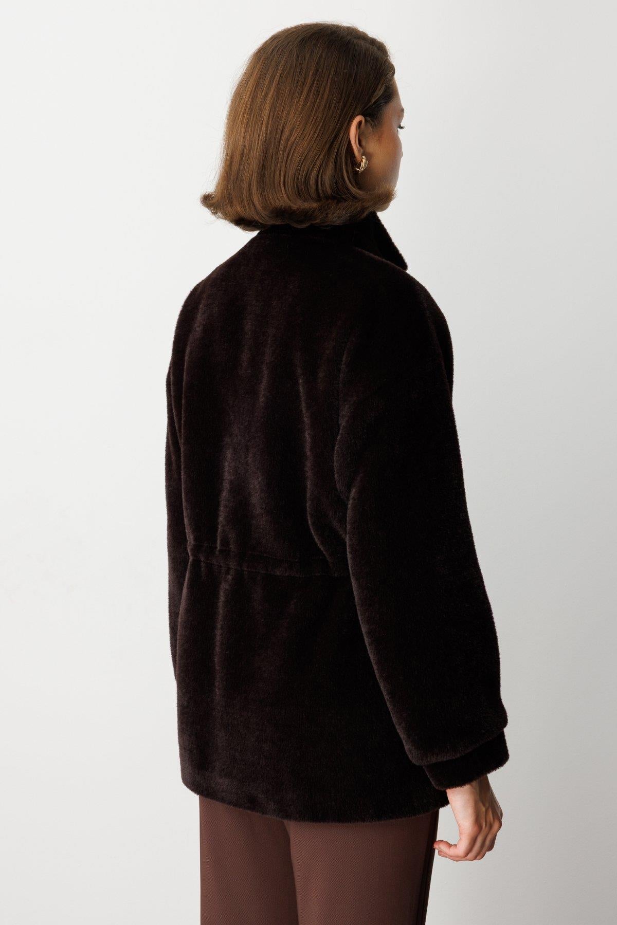 Dik Yaka Önden Fermuarlı Beli İpli Peluş Mont