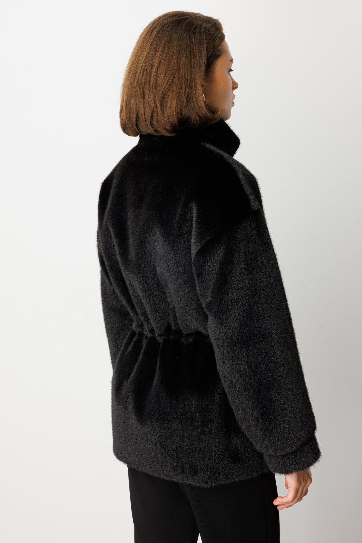 Dik Yaka Önden Fermuarlı Beli İpli Peluş Mont