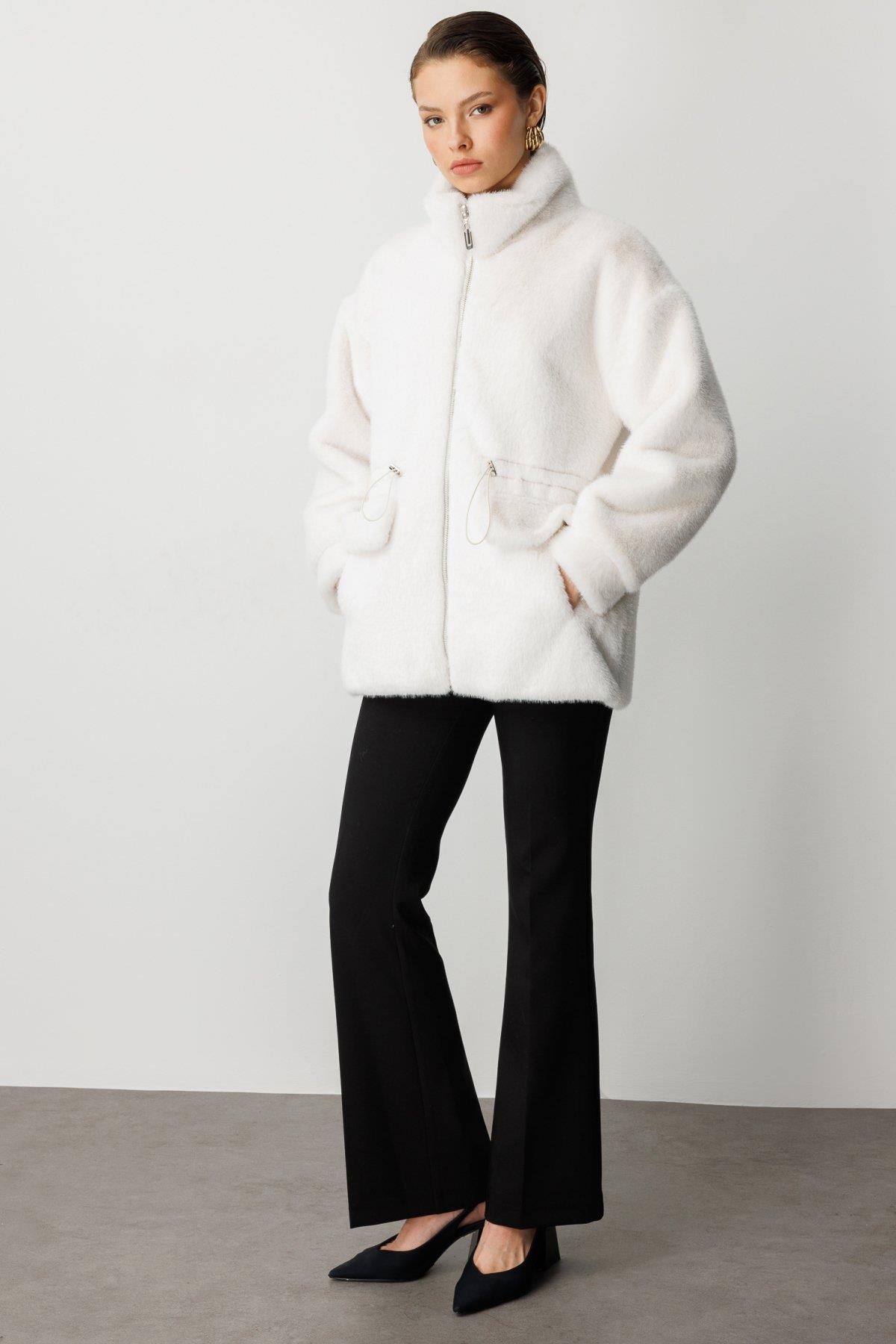 Dik Yaka Önden Fermuarlı Beli İpli Peluş Mont