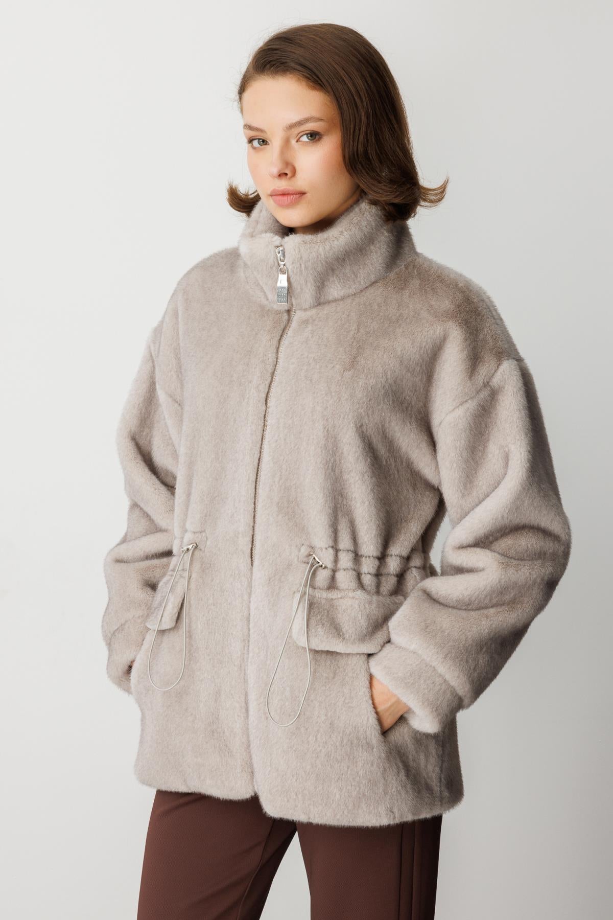 Dik Yaka Önden Fermuarlı Beli İpli Peluş Mont