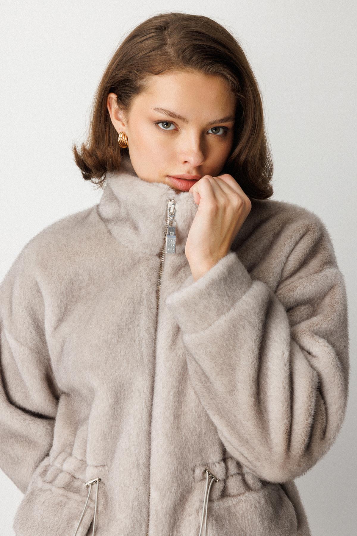 Dik Yaka Önden Fermuarlı Beli İpli Peluş Mont