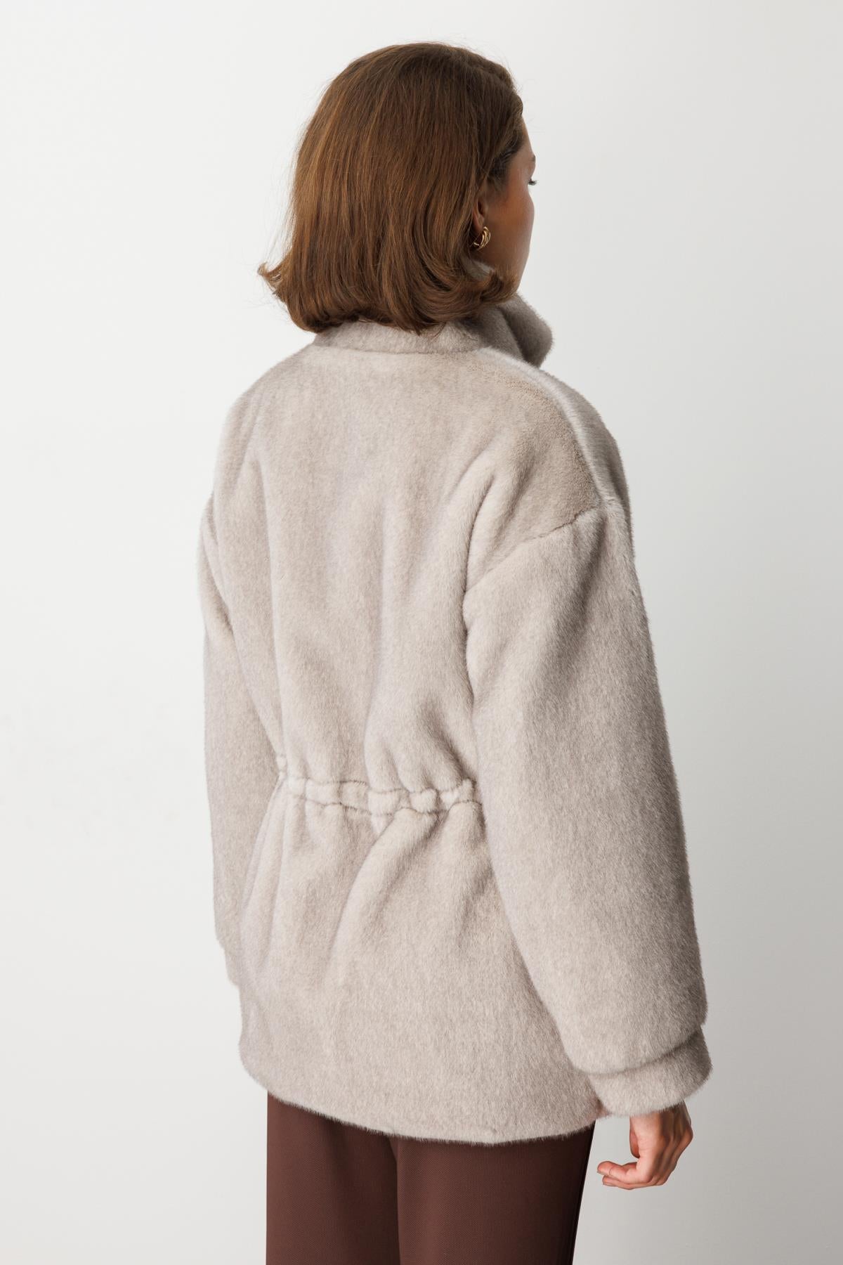 Dik Yaka Önden Fermuarlı Beli İpli Peluş Mont