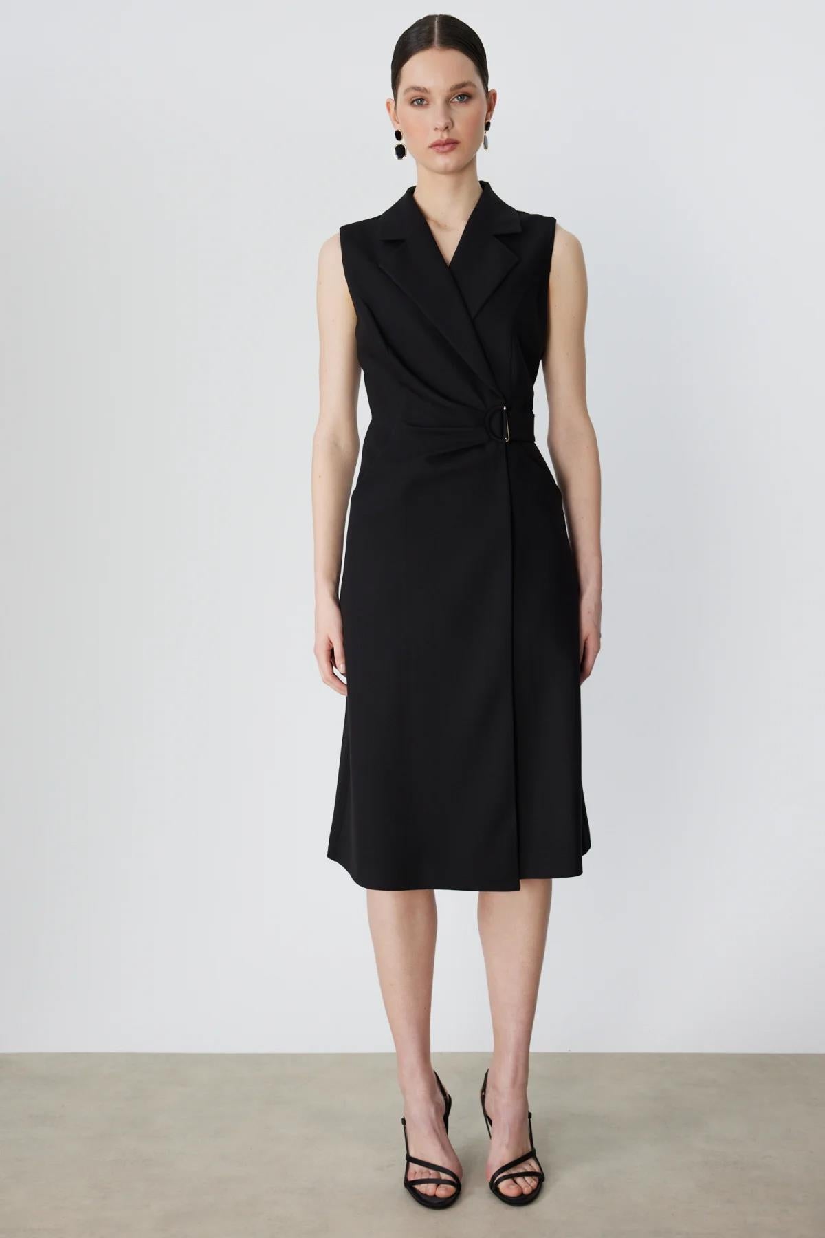 Beli Tokalı Kruvaze Kolsuz Midi Elbise