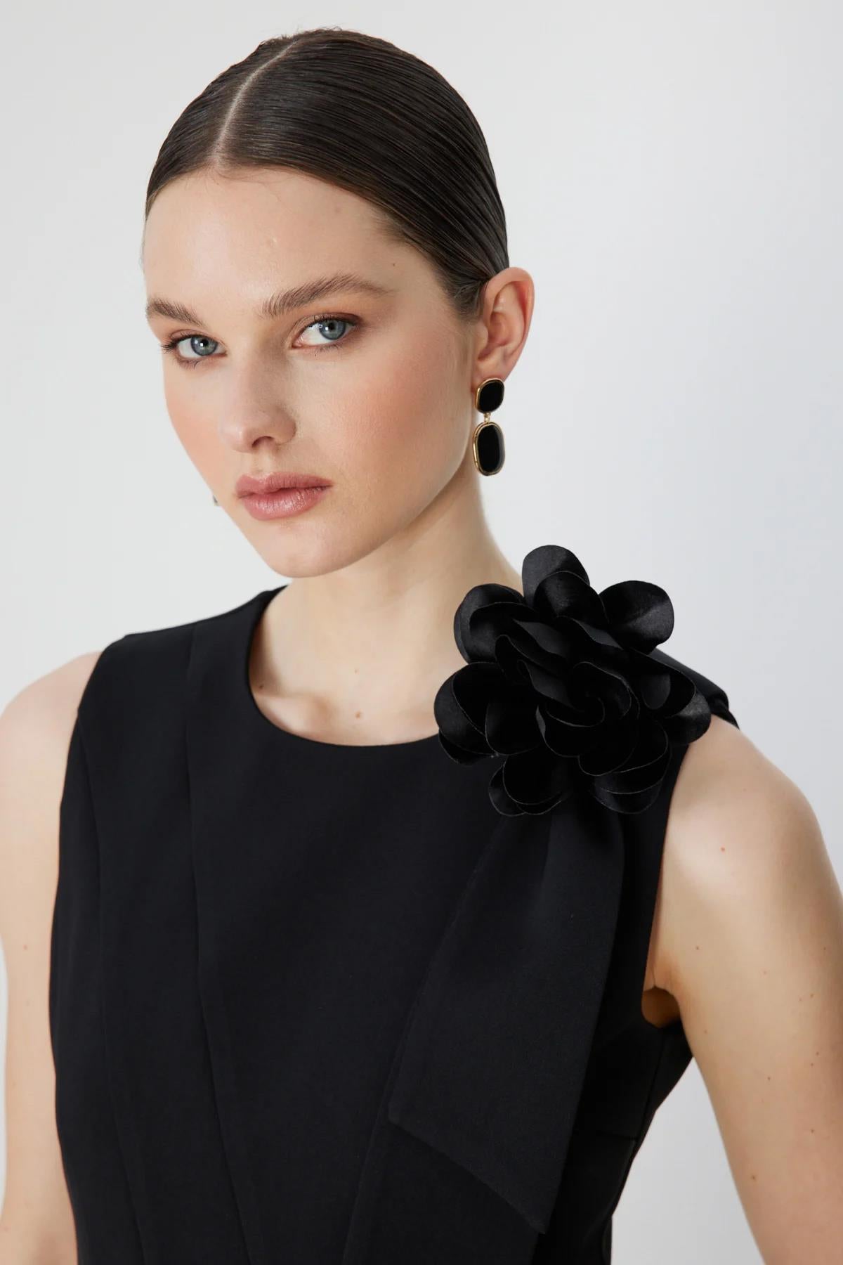 Omuz Gül Aksesuarlı Kolsuz Mini Elbise