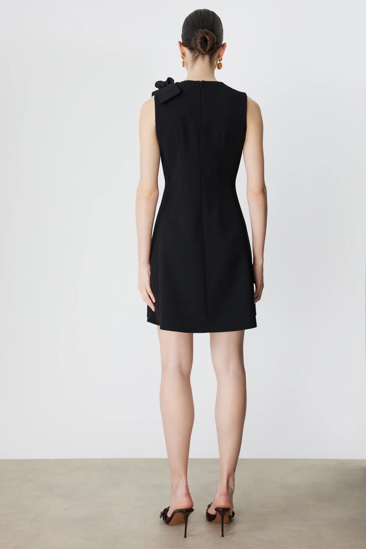 Omuz Gül Aksesuarlı Kolsuz Mini Elbise