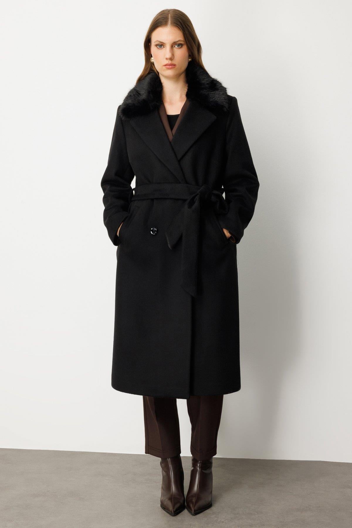 Yakası Kürklü Beli Kuşaklı Büyük Beden Kaban