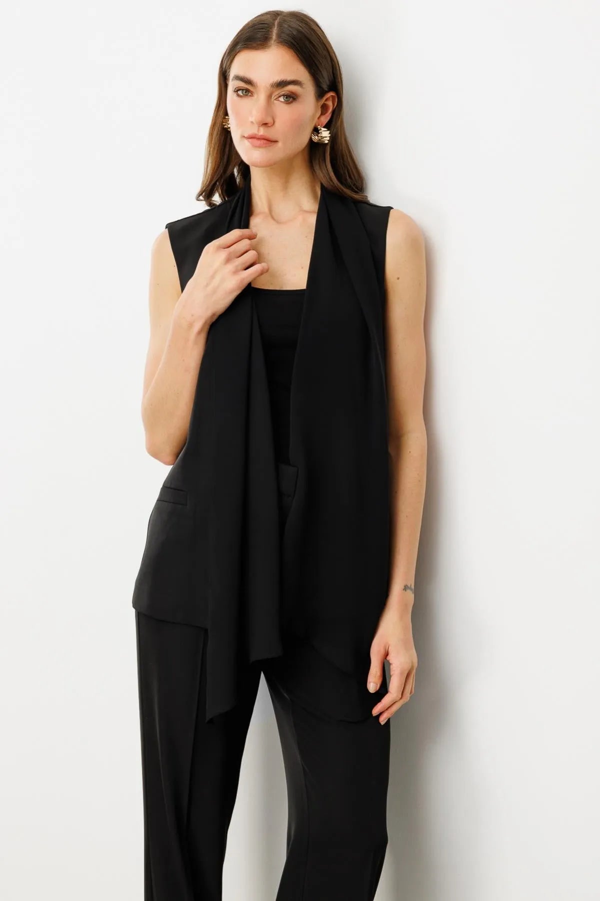 سترة من التول مع ياقة شال وتفاصيل من الساتان