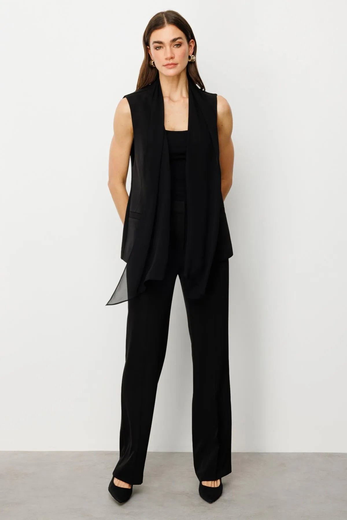 سترة من التول مع ياقة شال وتفاصيل من الساتان