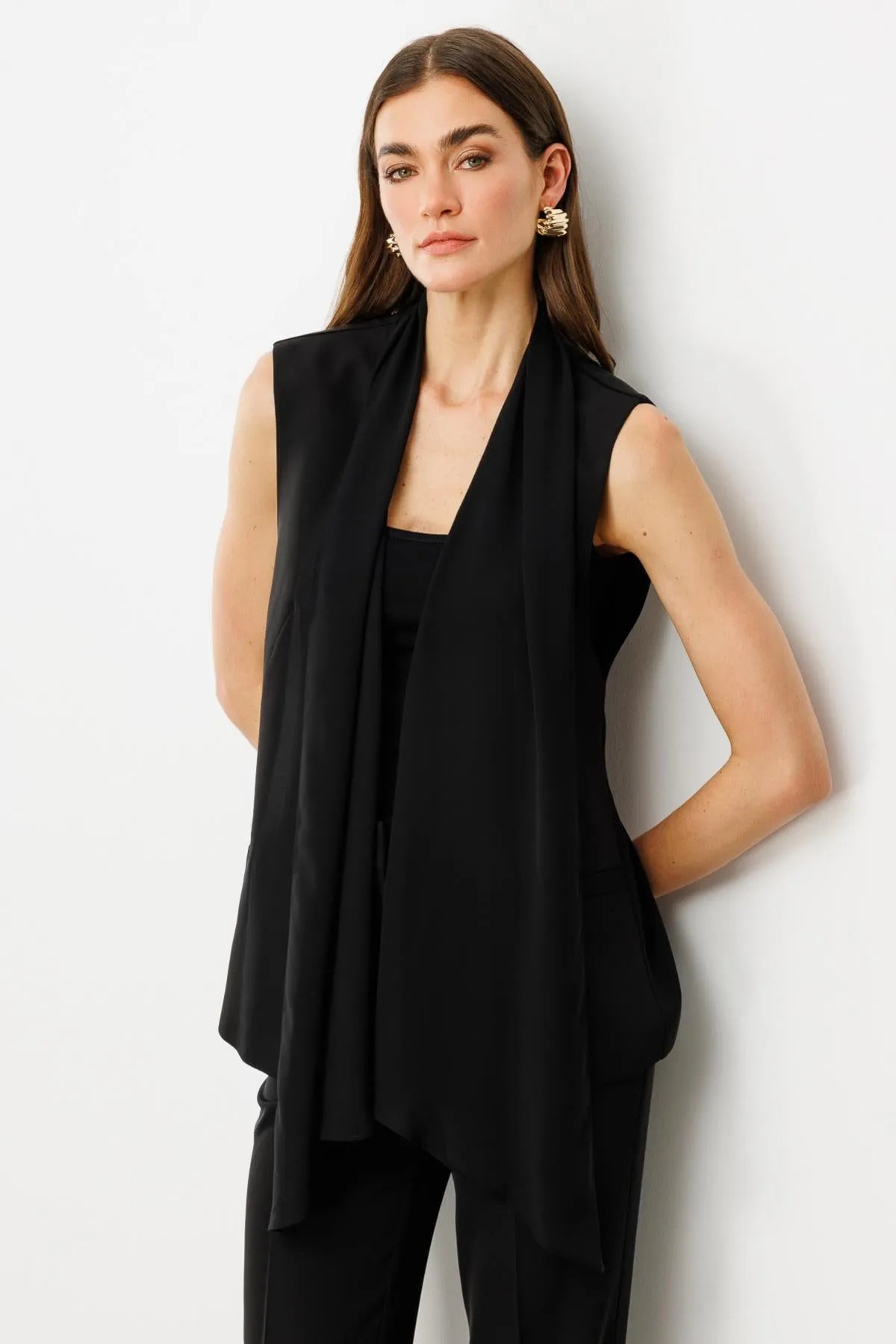 سترة من التول مع ياقة شال وتفاصيل من الساتان