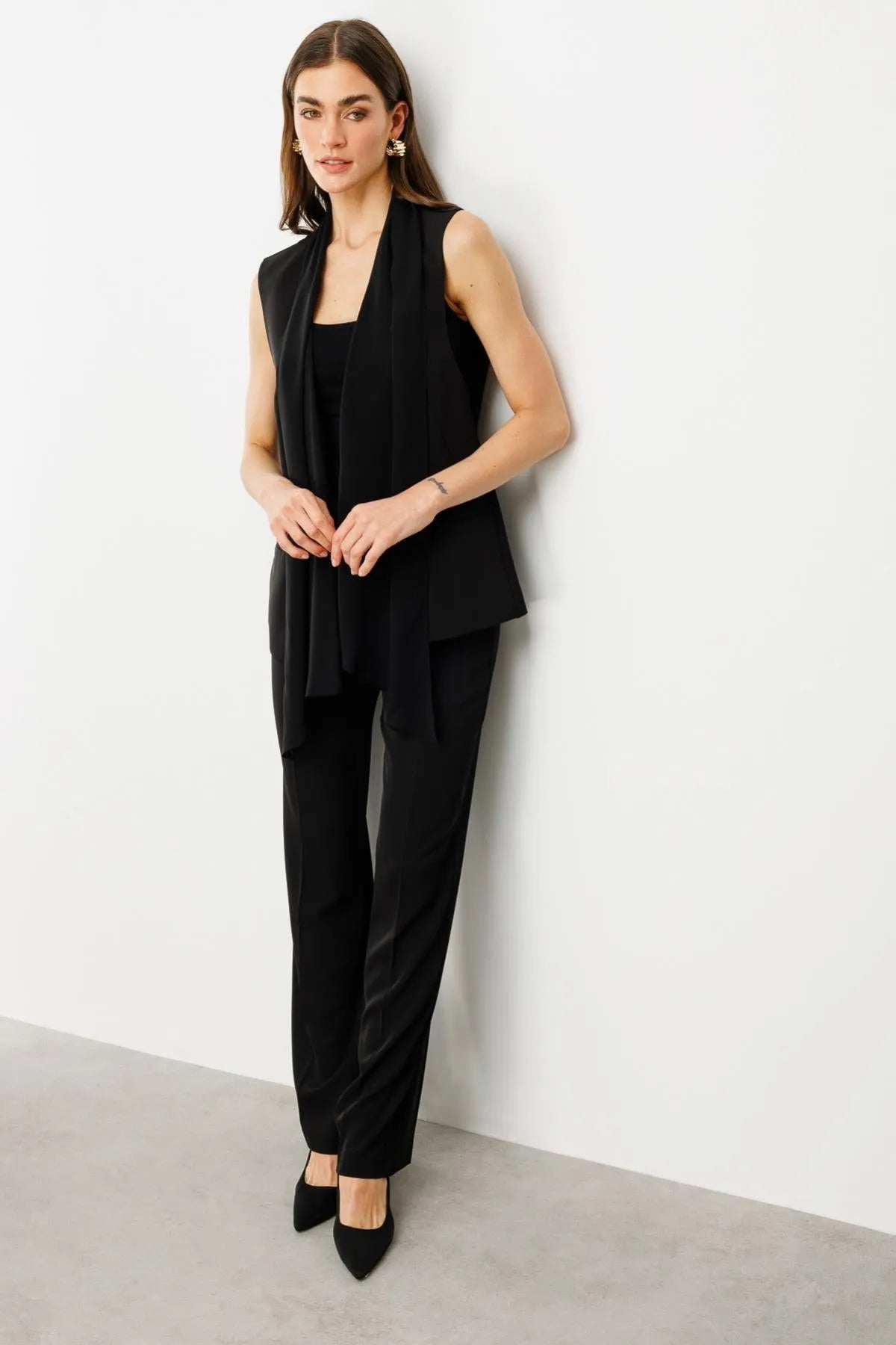 سترة من التول مع ياقة شال وتفاصيل من الساتان