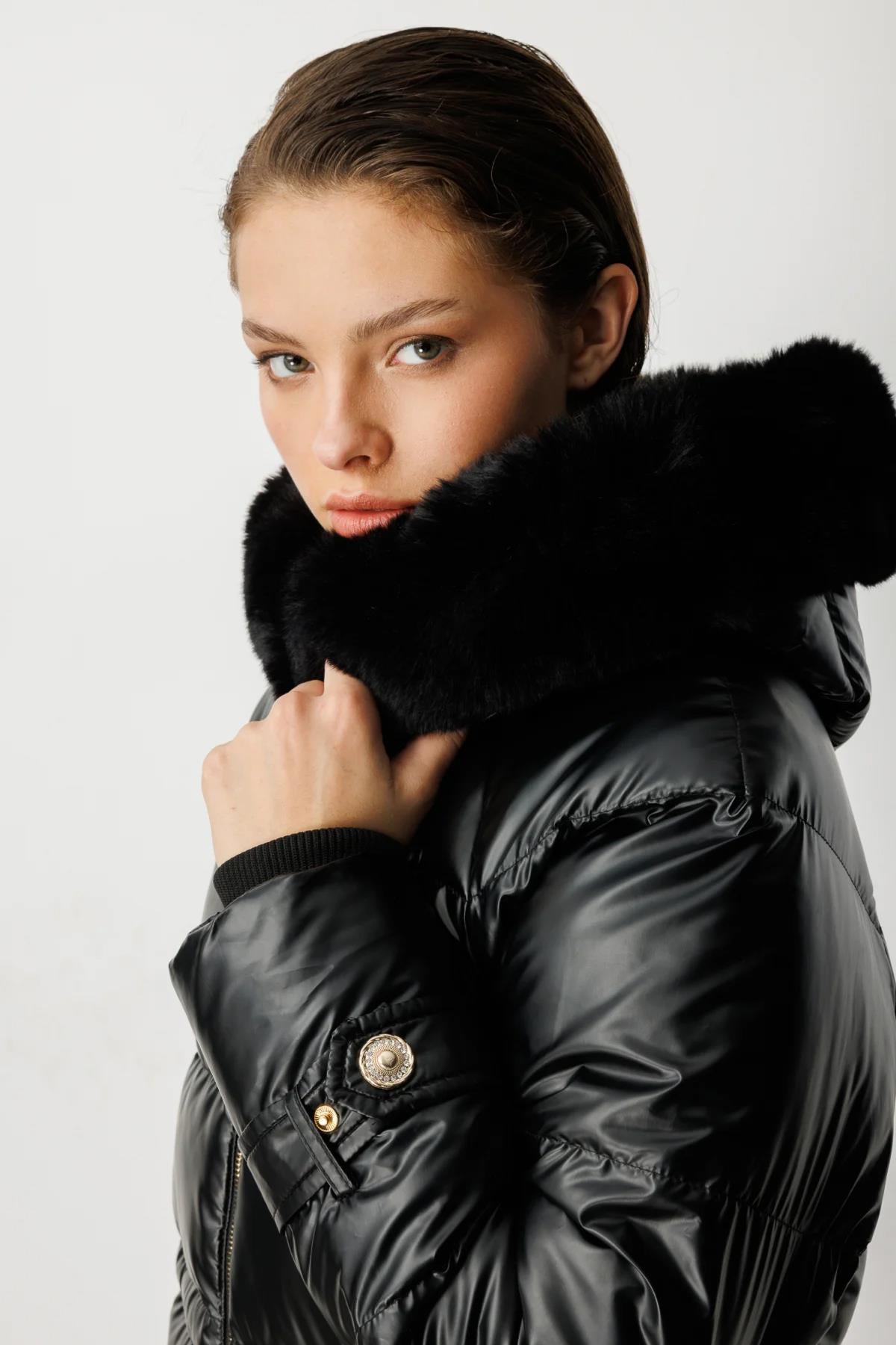 Kapüşon Kürk Detaylı Parlak Kumaş Şişme Mont