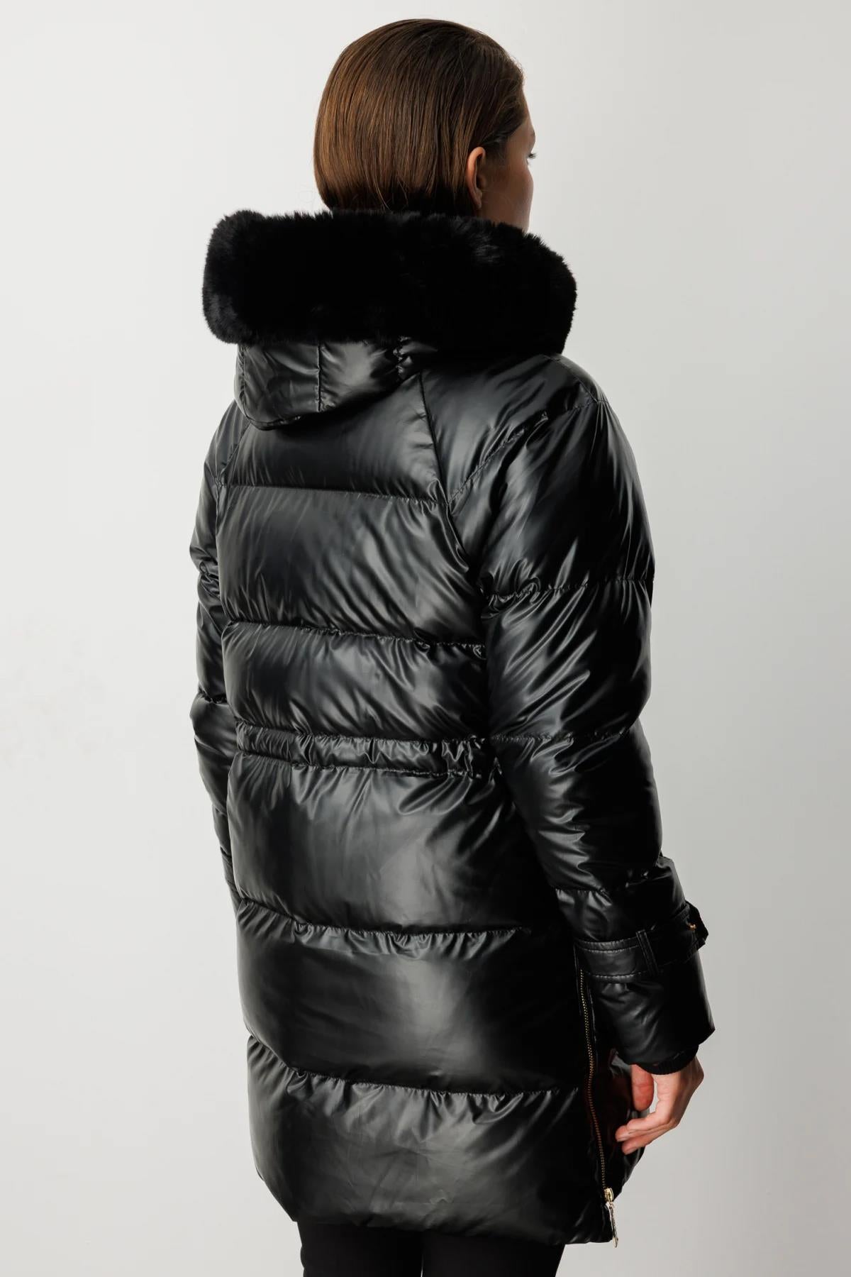 Kapüşon Kürk Detaylı Parlak Kumaş Şişme Mont