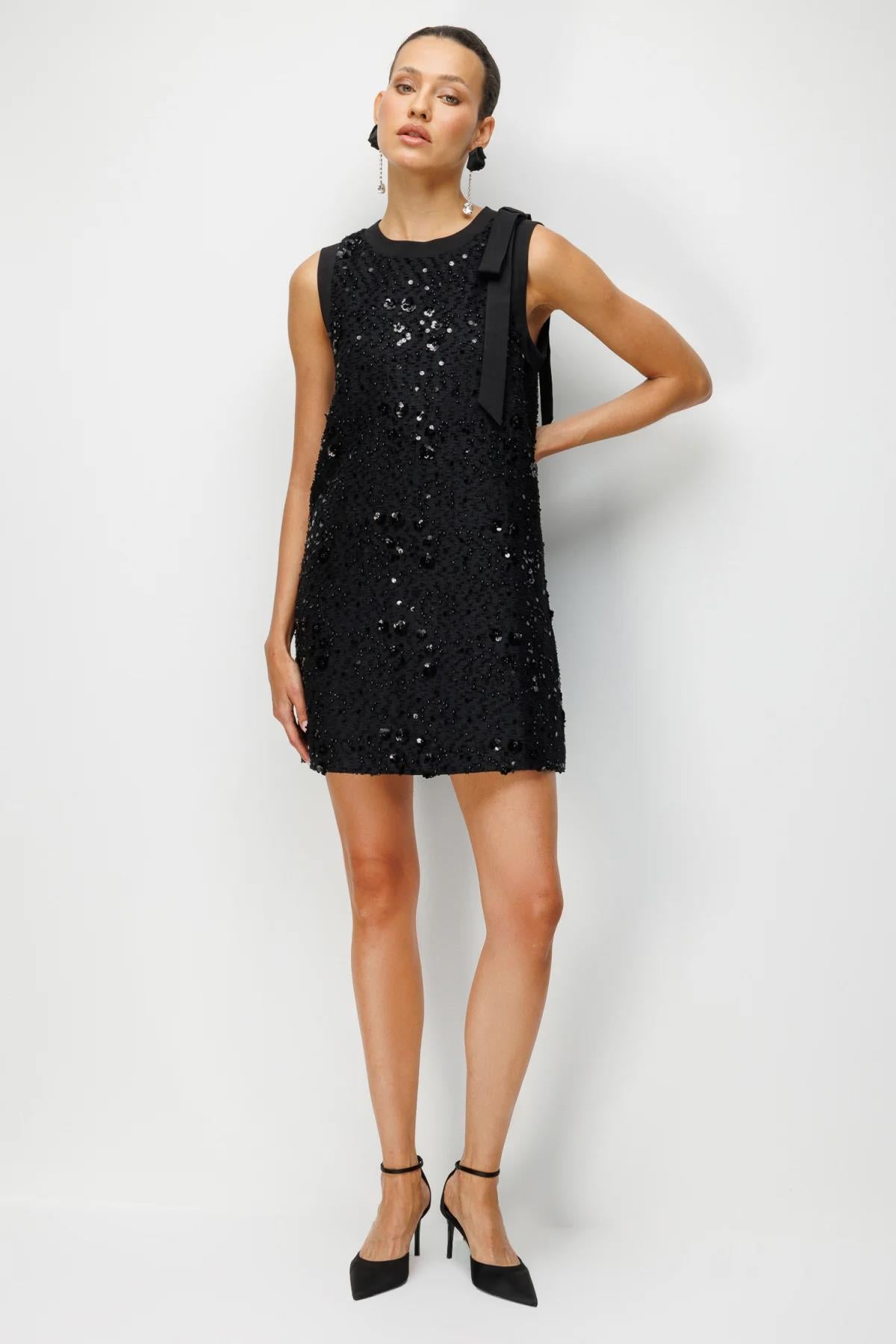 Omzu Fiyonklu Pullu Mini Elbise