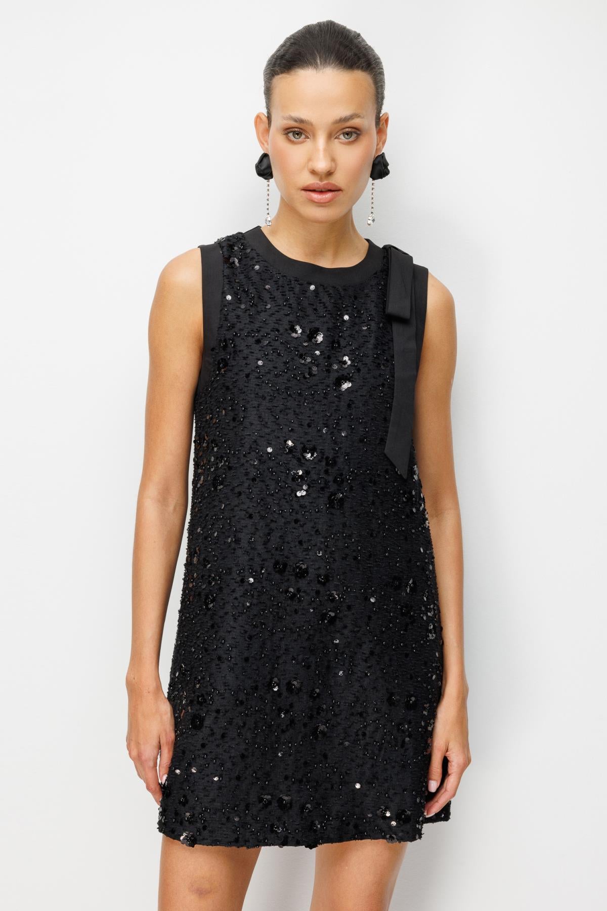 Omzu Fiyonklu Pullu Mini Elbise