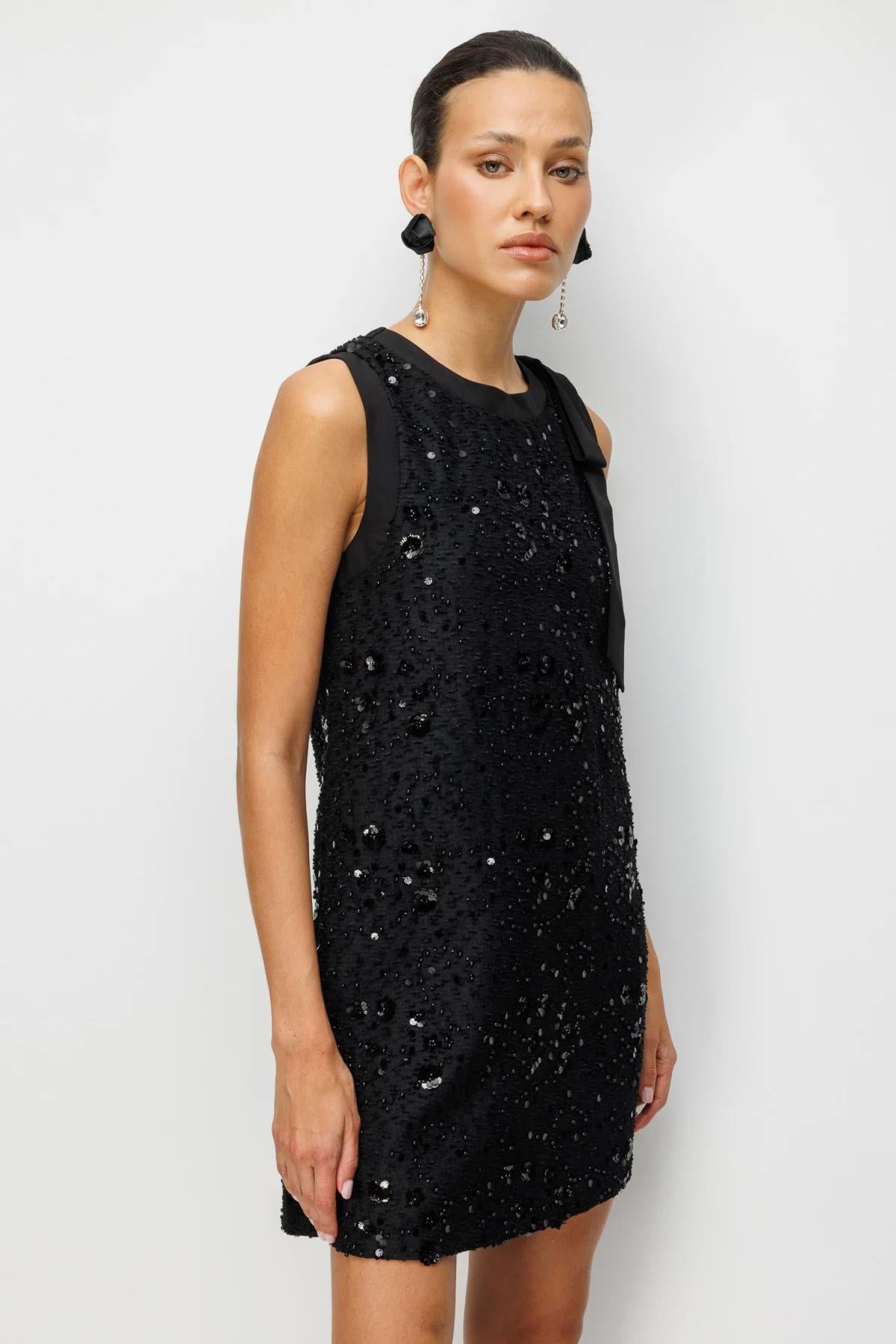 Omzu Fiyonklu Pullu Mini Elbise