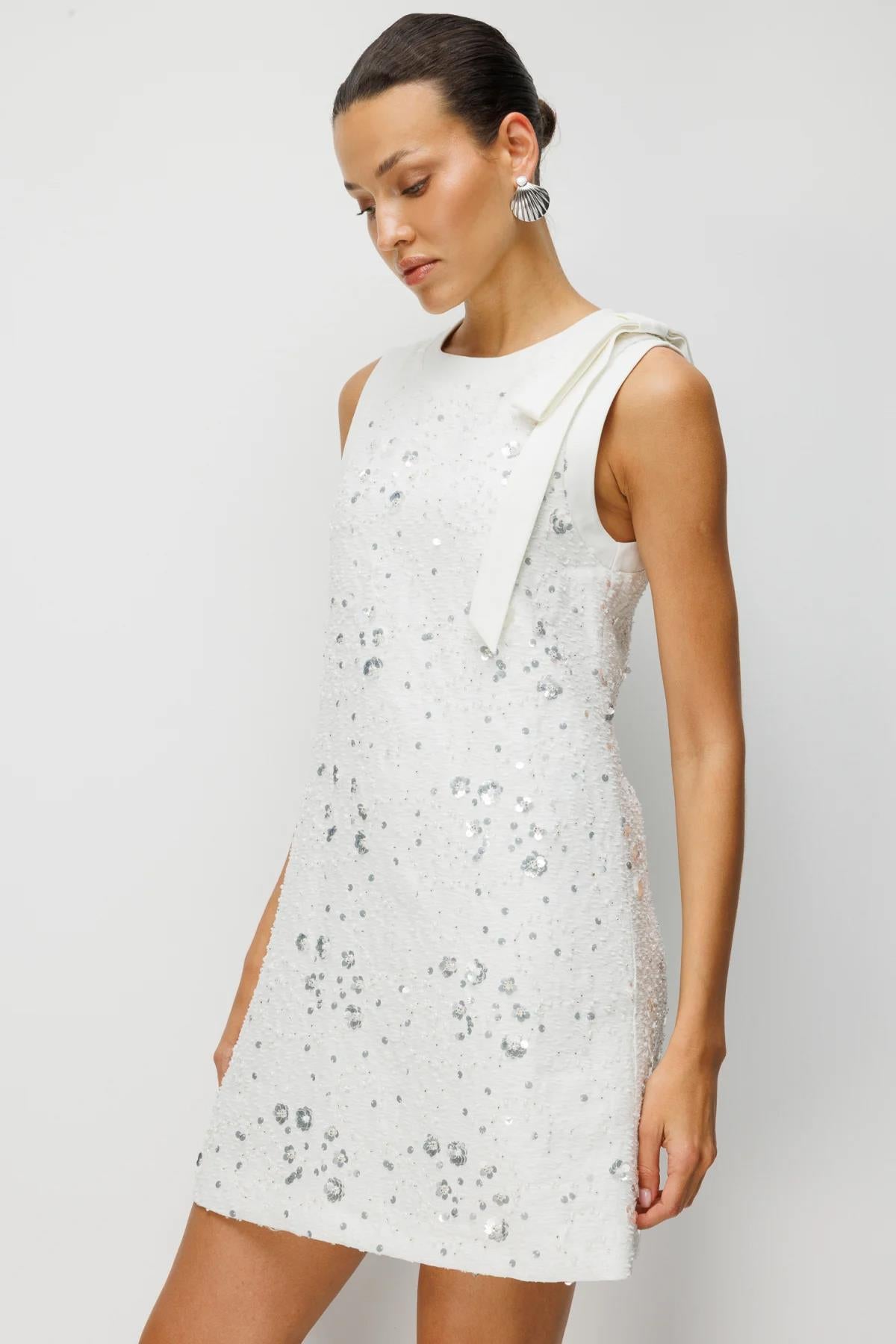 Omzu Fiyonklu Pullu Mini Elbise