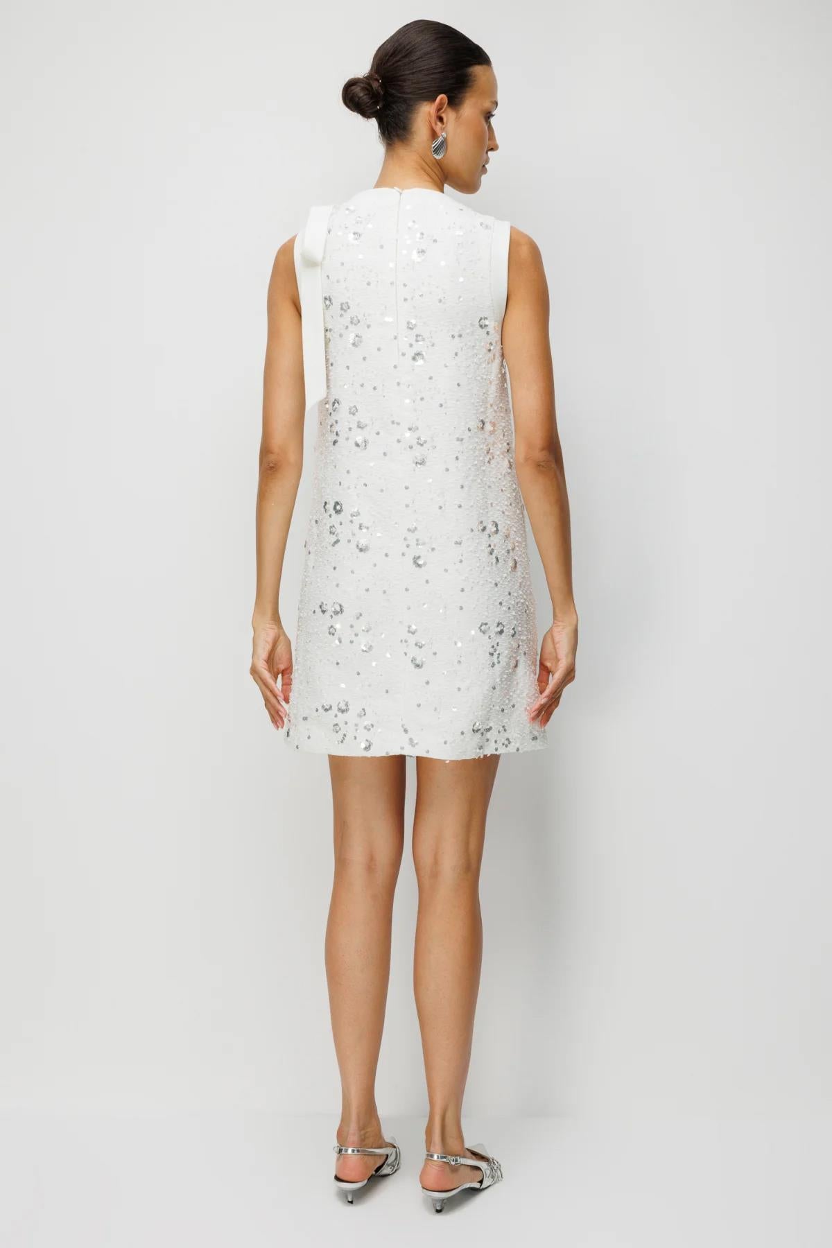 Omzu Fiyonklu Pullu Mini Elbise