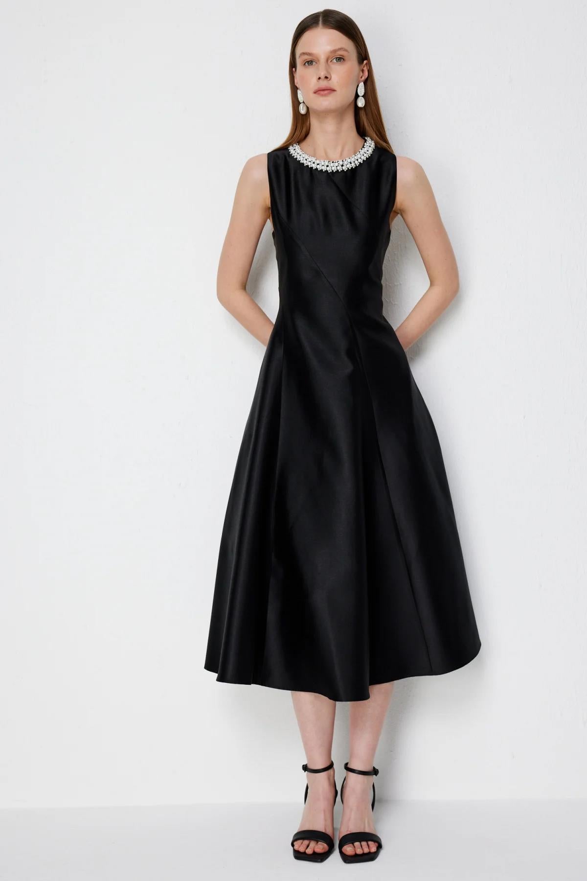 Yakası Boncuk İşlemeli Kolsuz Elbise