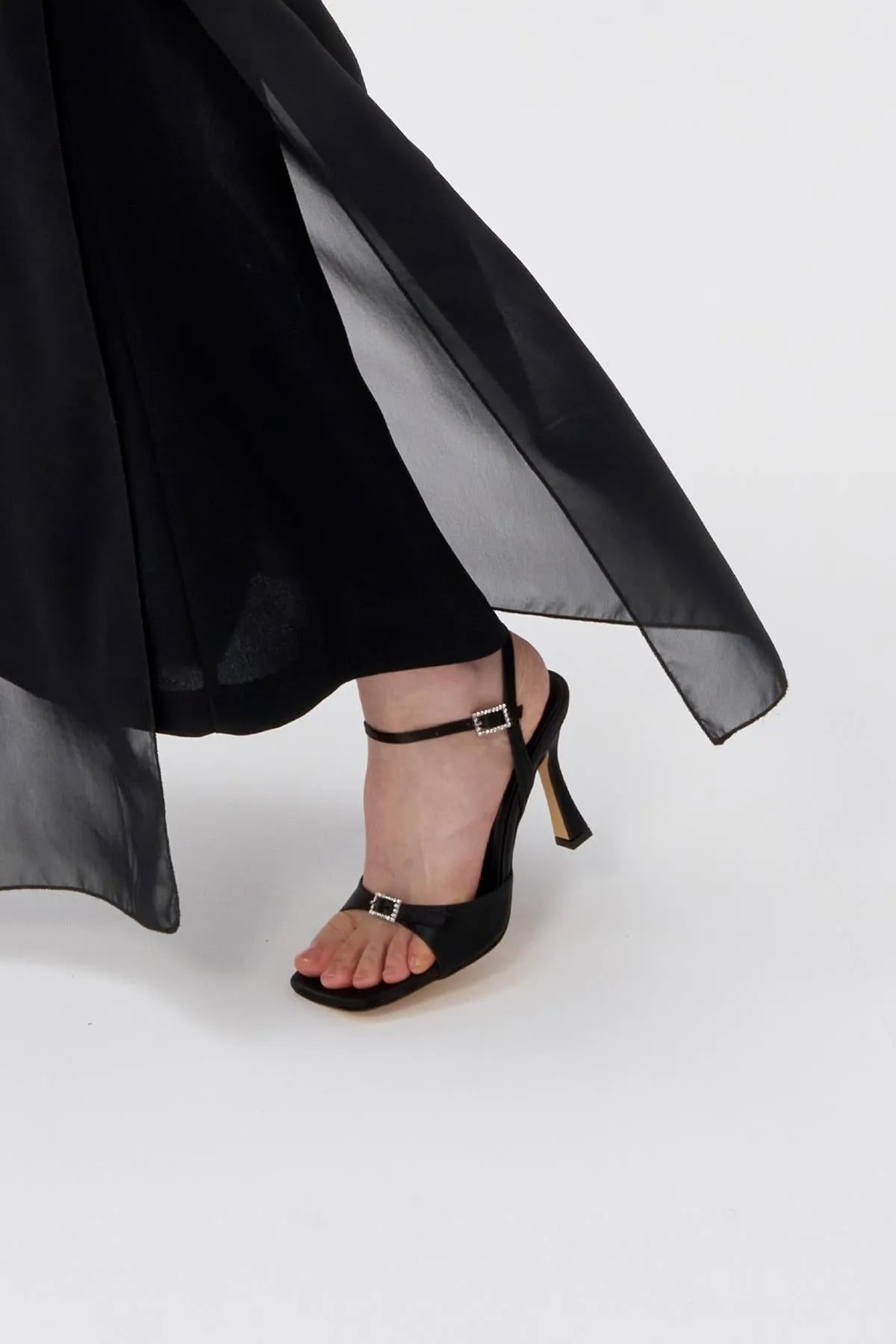 حذاء سهرة مزود بإبزيم وتفاصيل حجرية