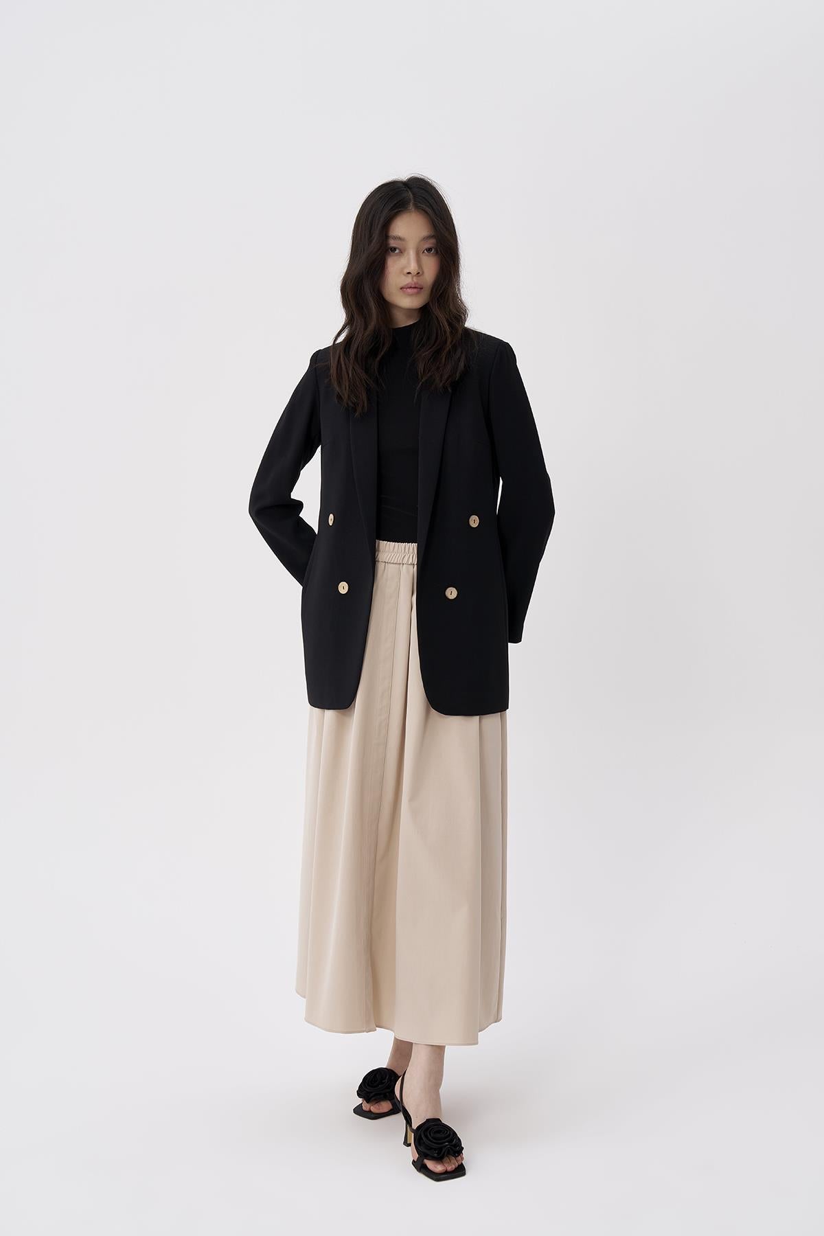 سترة نسائية بأزرار خشبية