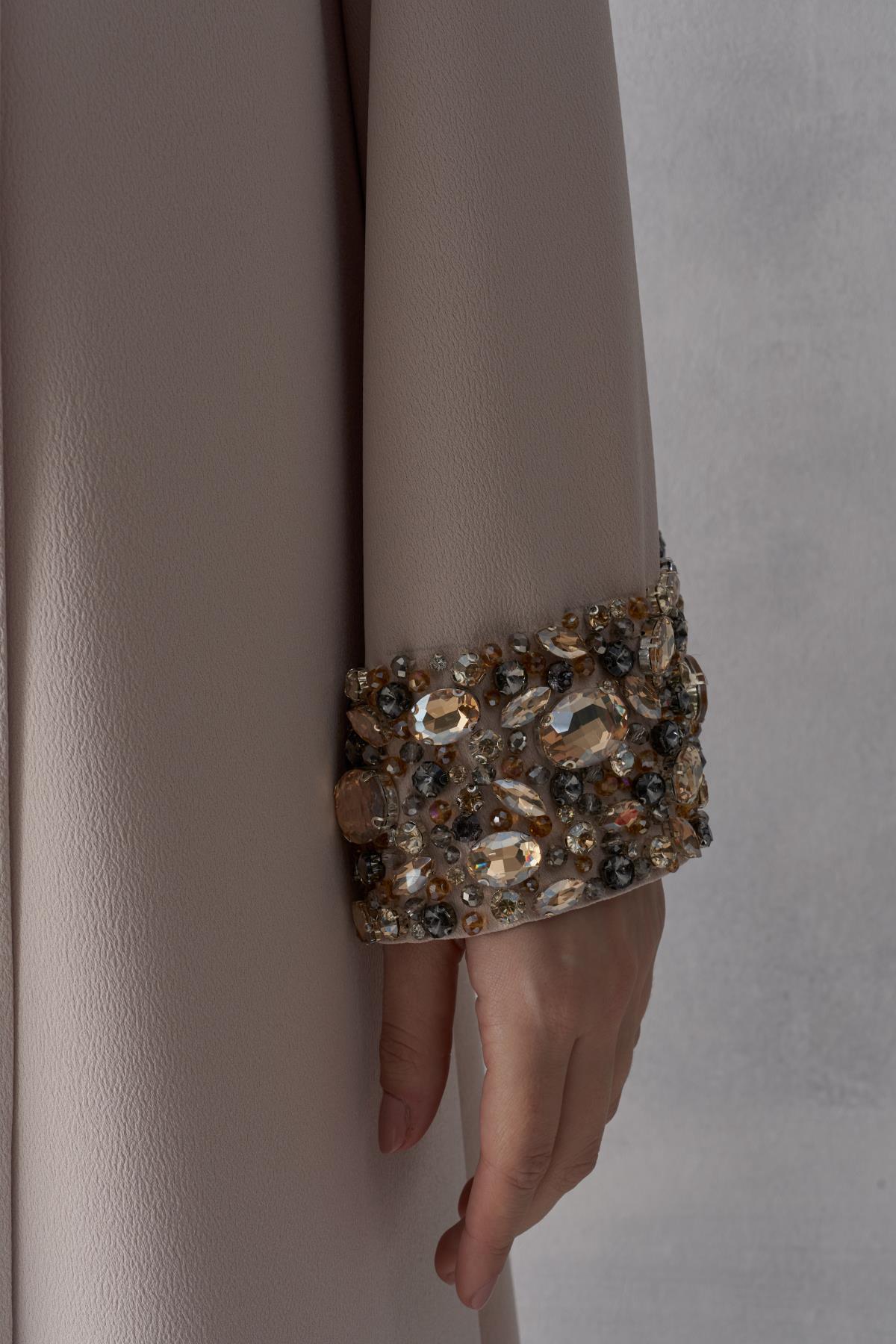 Geniş Kol Ağzı Taş İşli Broşlu Büyük Beden Elbise - Eser Giyim