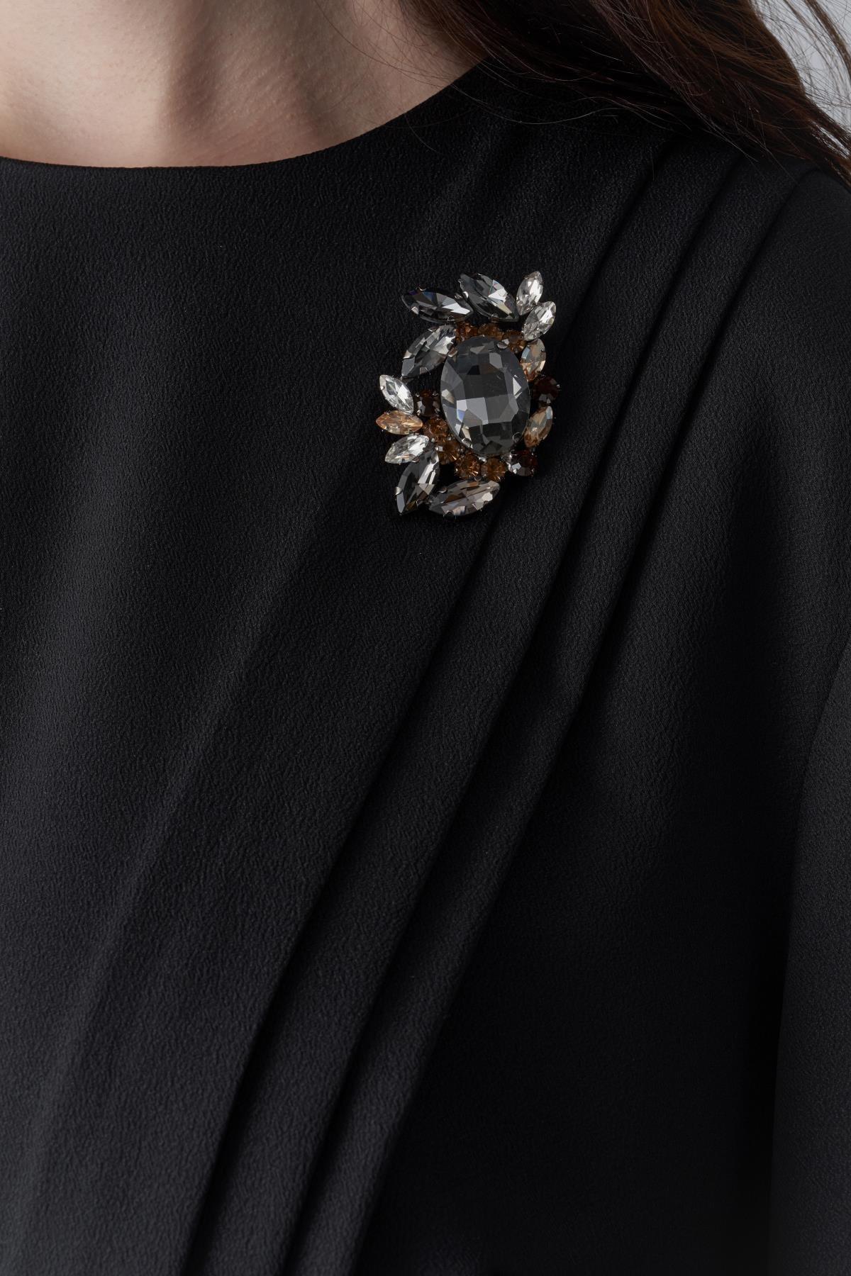 Geniş Kol Ağzı Taş İşli Broşlu Büyük Beden Elbise - Eser Giyim