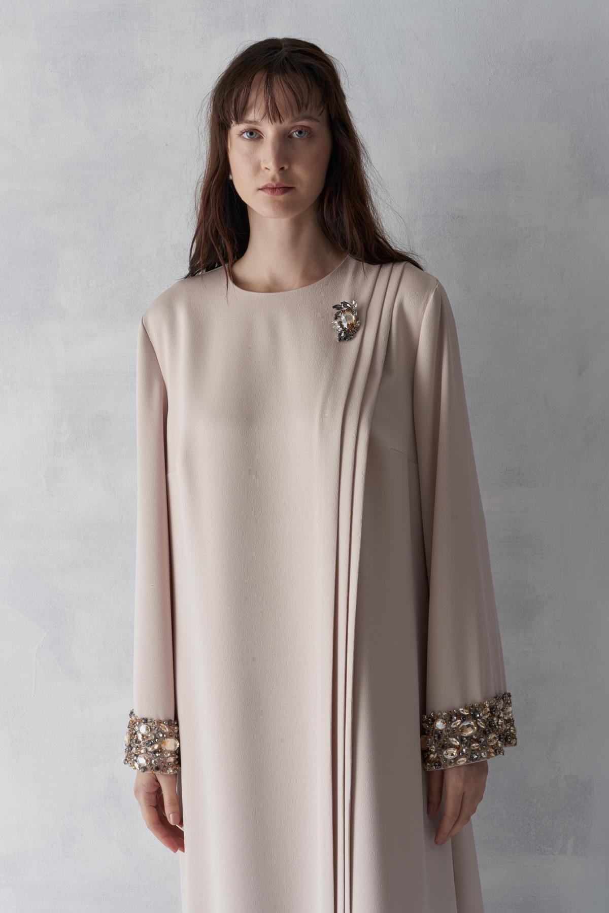 Geniş Kol Ağzı Taş İşli Broşlu Büyük Beden Elbise - Eser Giyim