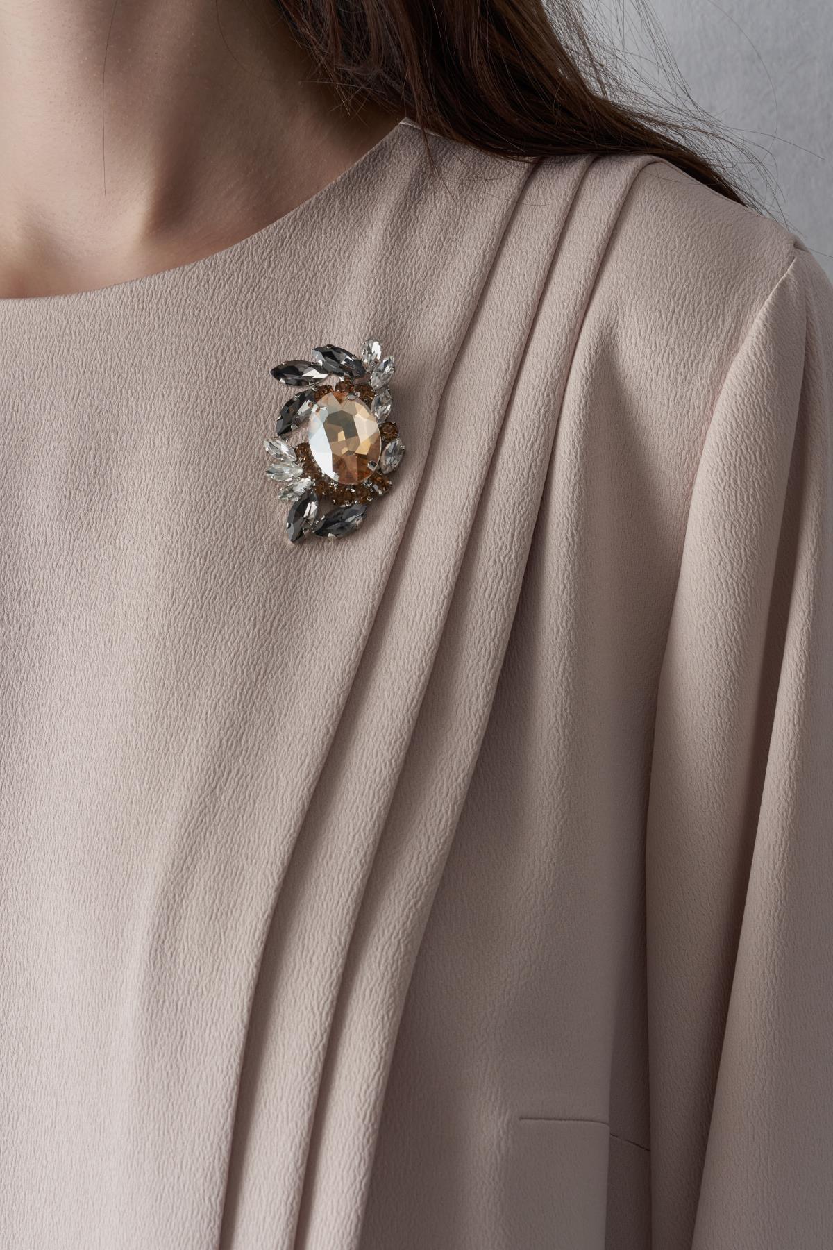 Geniş Kol Ağzı Taş İşli Broşlu Büyük Beden Elbise - Eser Giyim