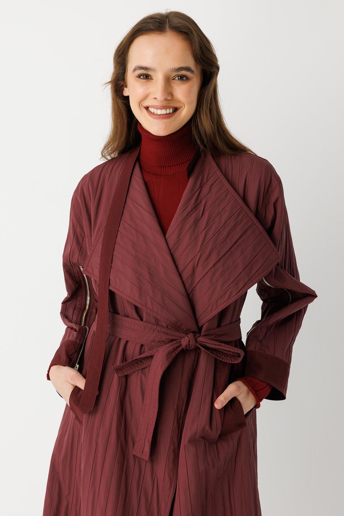 معطف بياقة عريضة ورباط عند الخصر