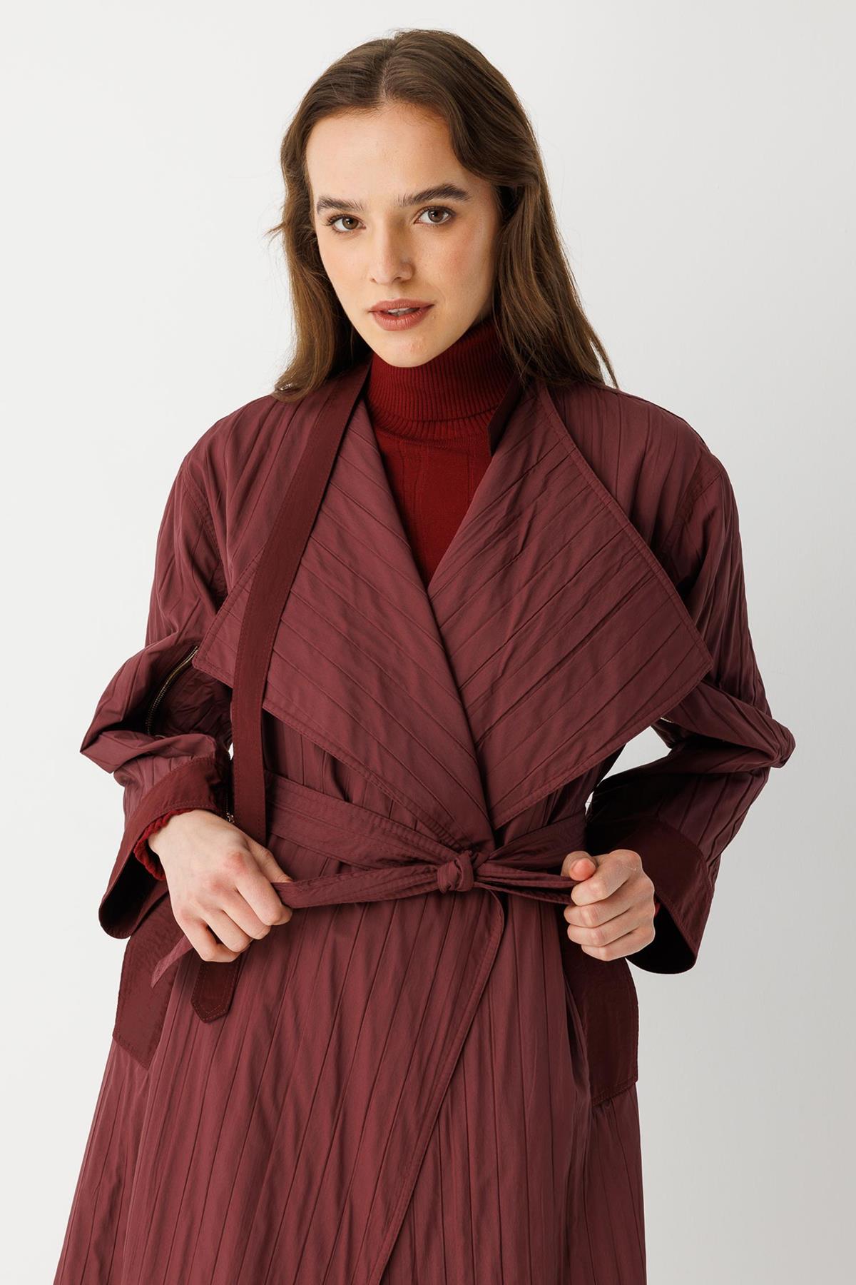 معطف بياقة عريضة ورباط عند الخصر