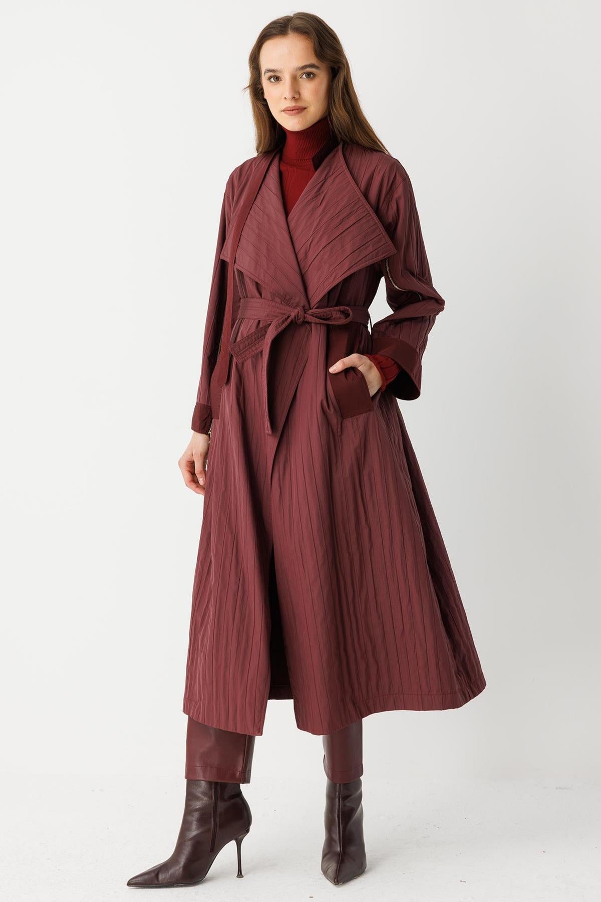 معطف بياقة عريضة ورباط عند الخصر