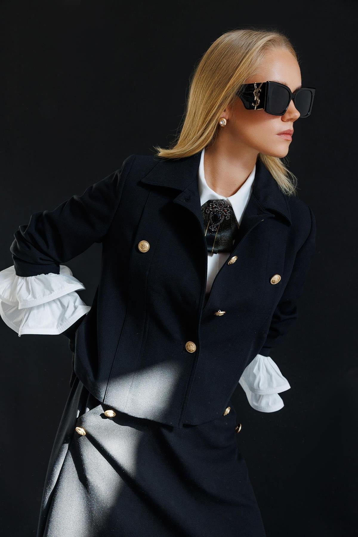 Düğme Detaylı Kısa Ceket Ve Etek Takım