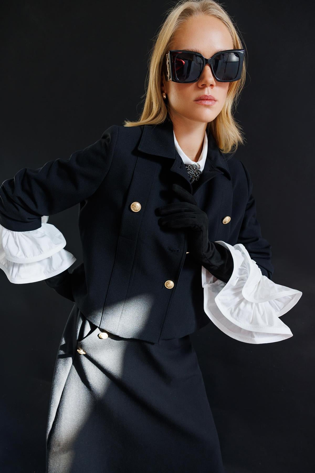 Düğme Detaylı Kısa Ceket Ve Etek Takım