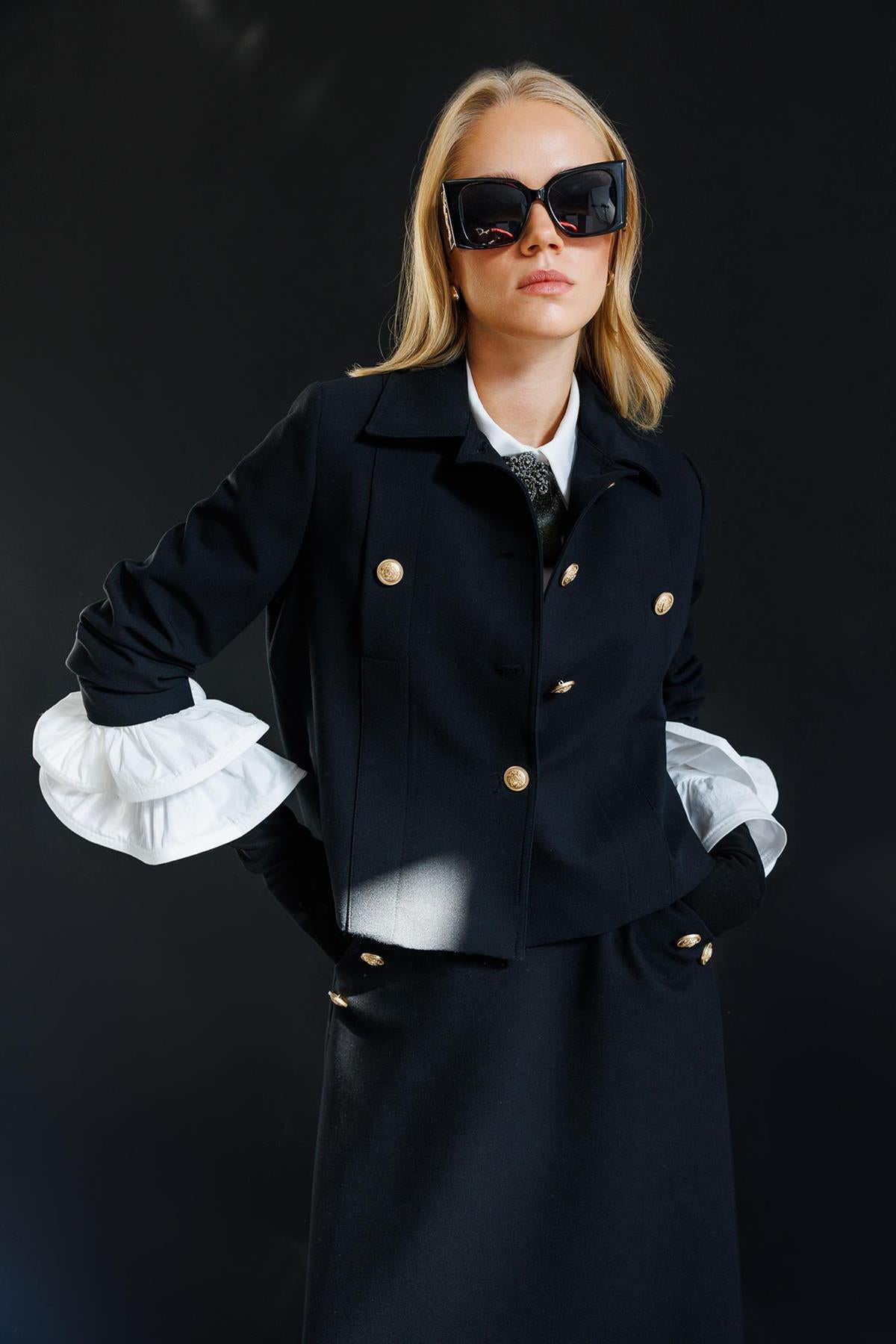 Düğme Detaylı Kısa Ceket Ve Etek Takım