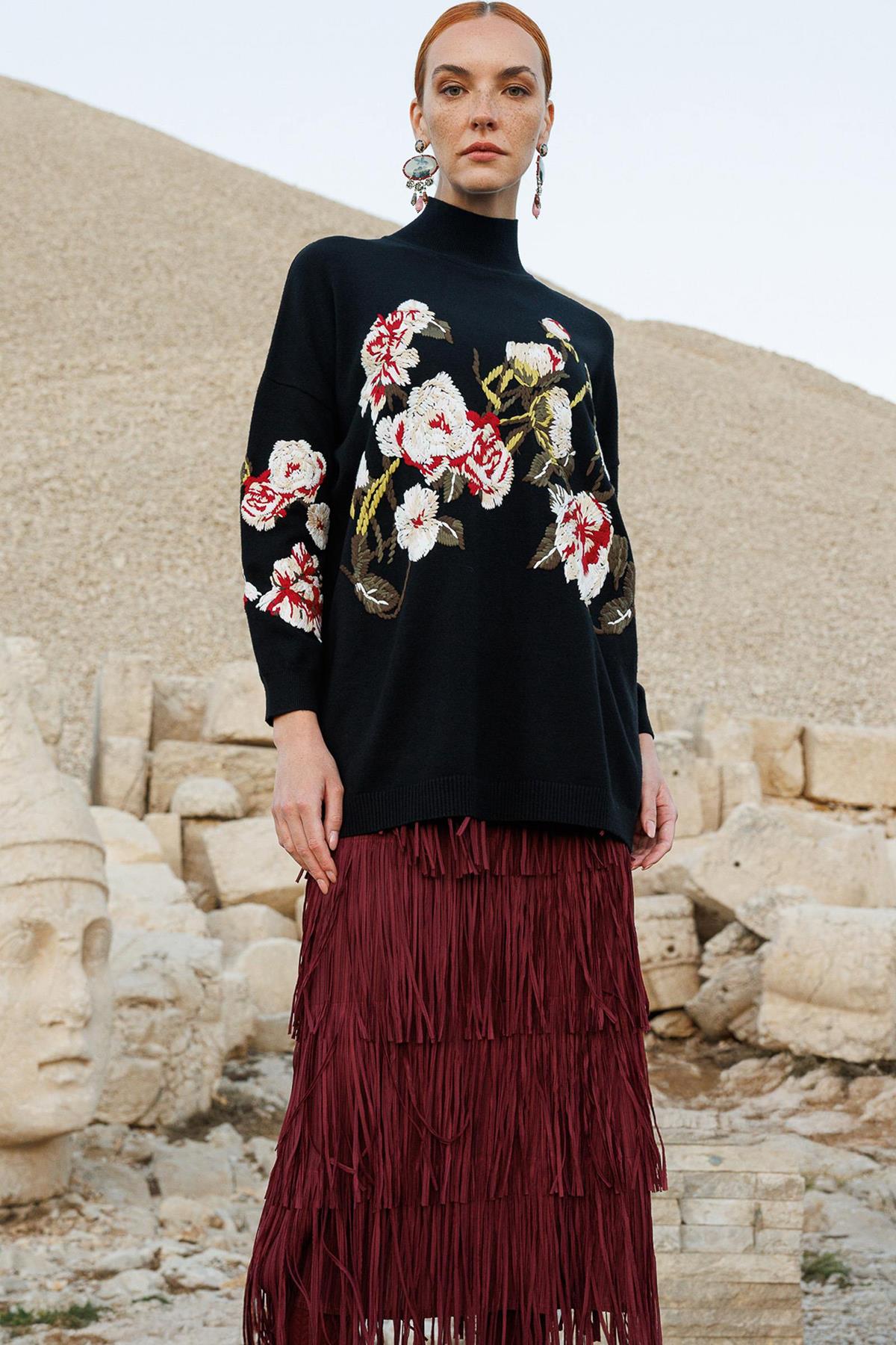 Çiçek Nakış Desenli Triko Tunik