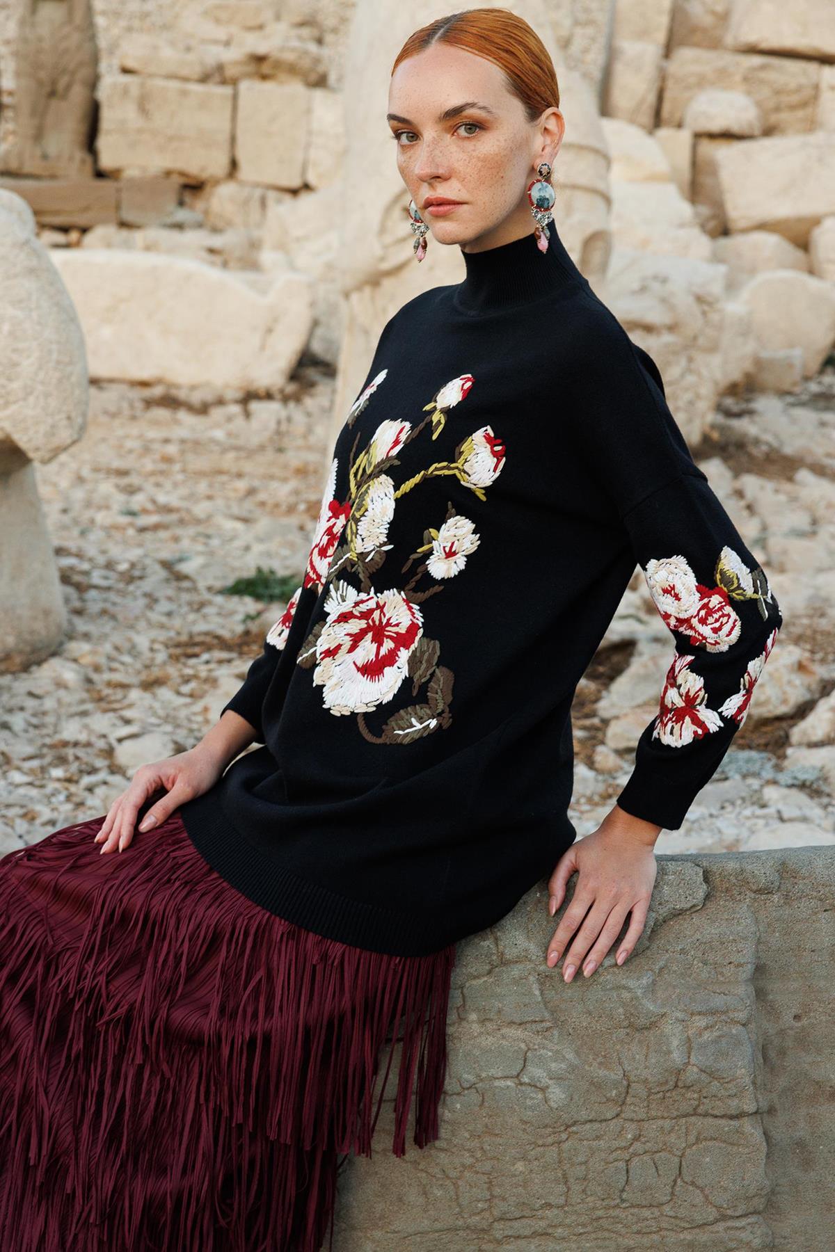 Çiçek Nakış Desenli Triko Tunik