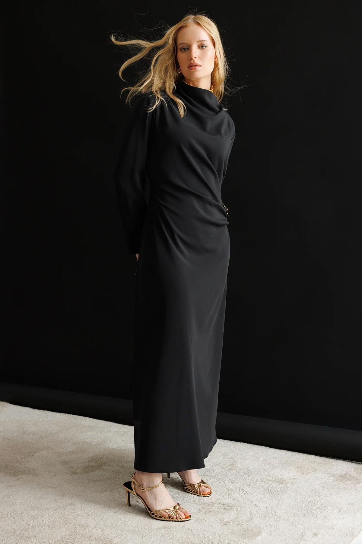 Bel Broş Detaylı Drapeli Uzun Elbise