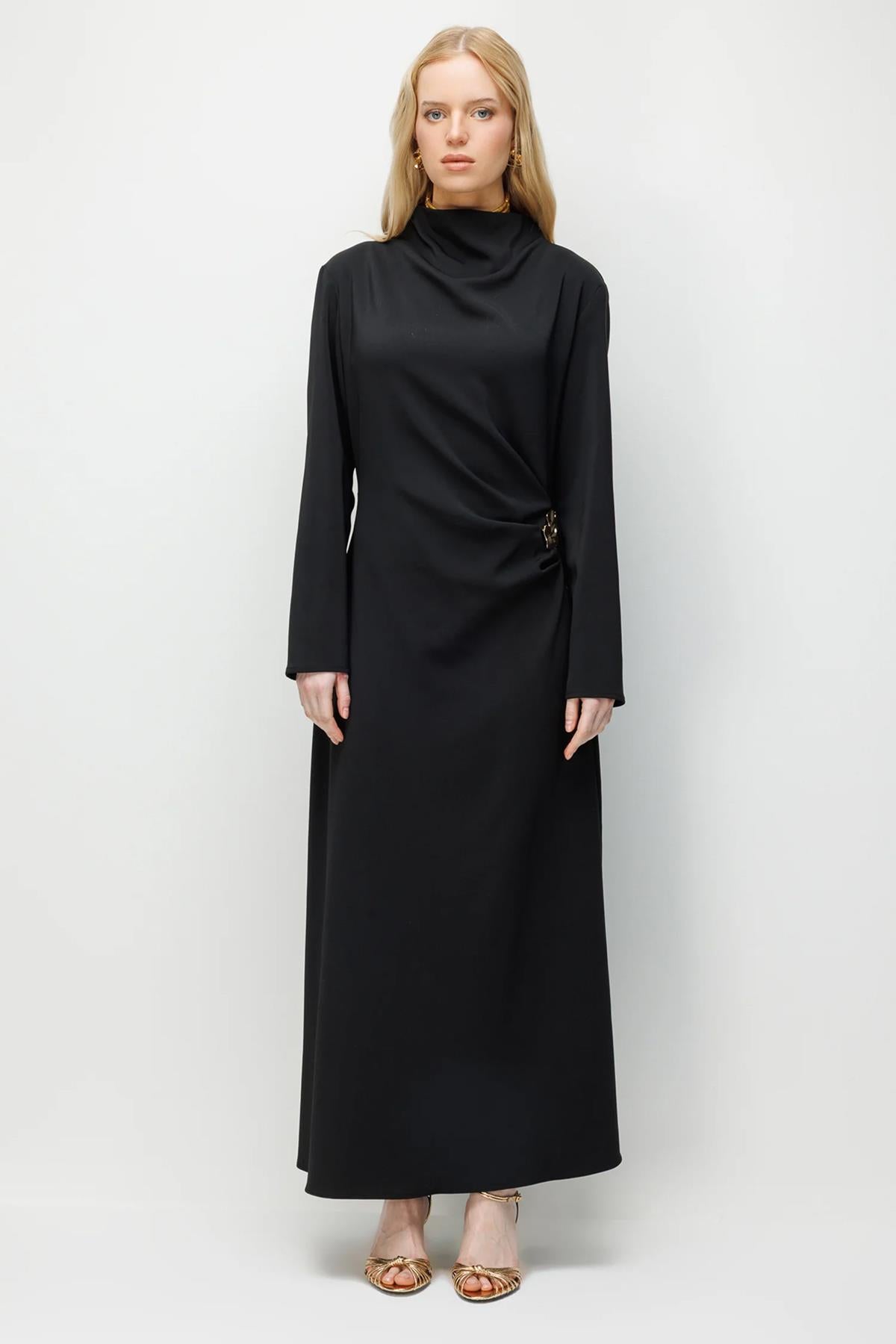 Bel Broş Detaylı Drapeli Uzun Elbise