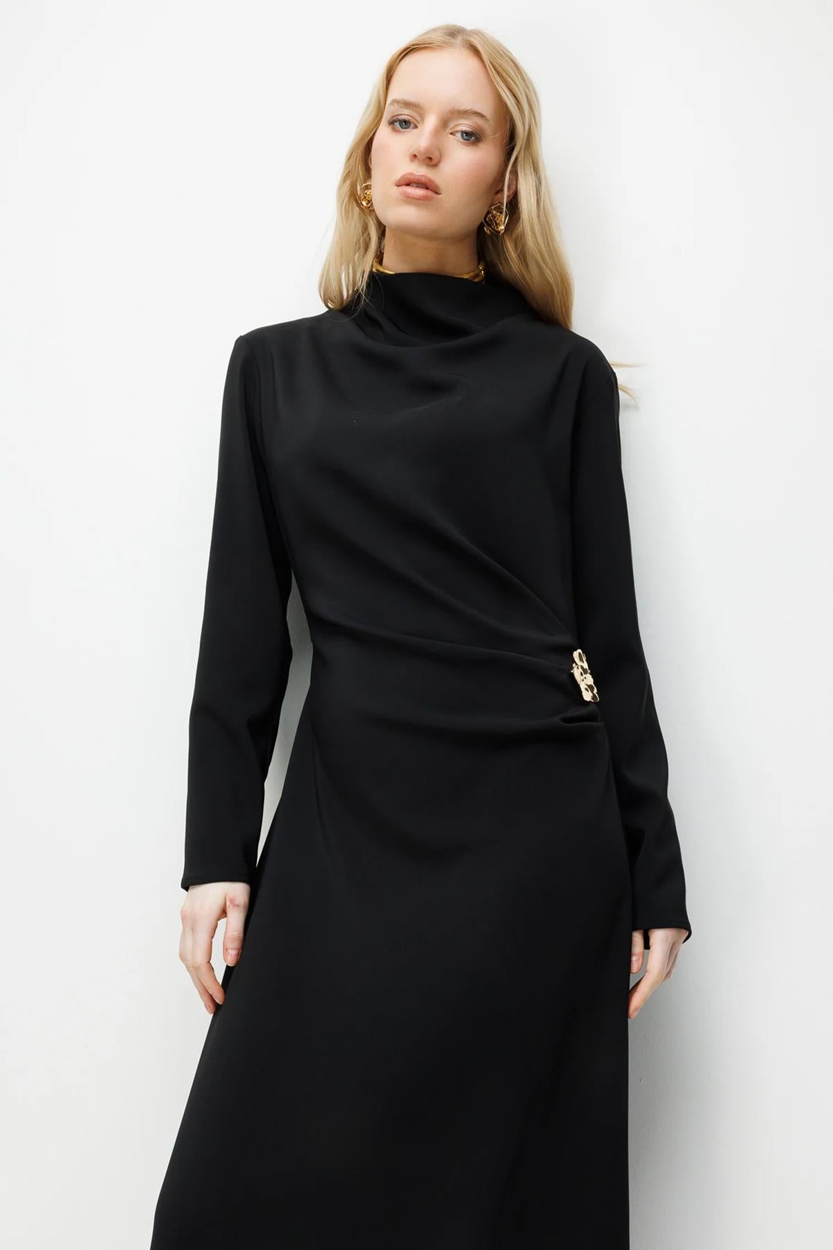 Bel Broş Detaylı Drapeli Uzun Elbise