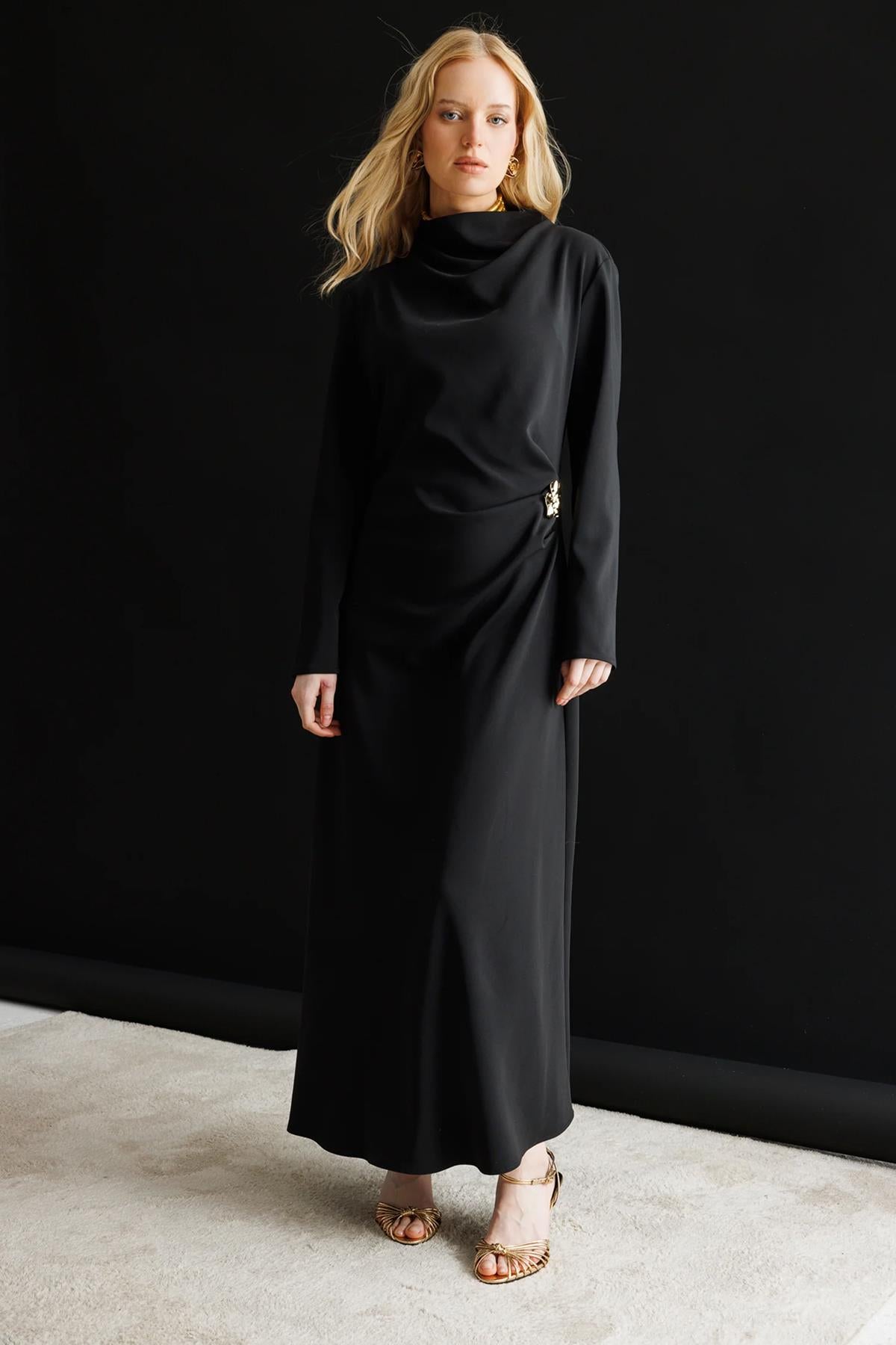 Bel Broş Detaylı Drapeli Uzun Elbise