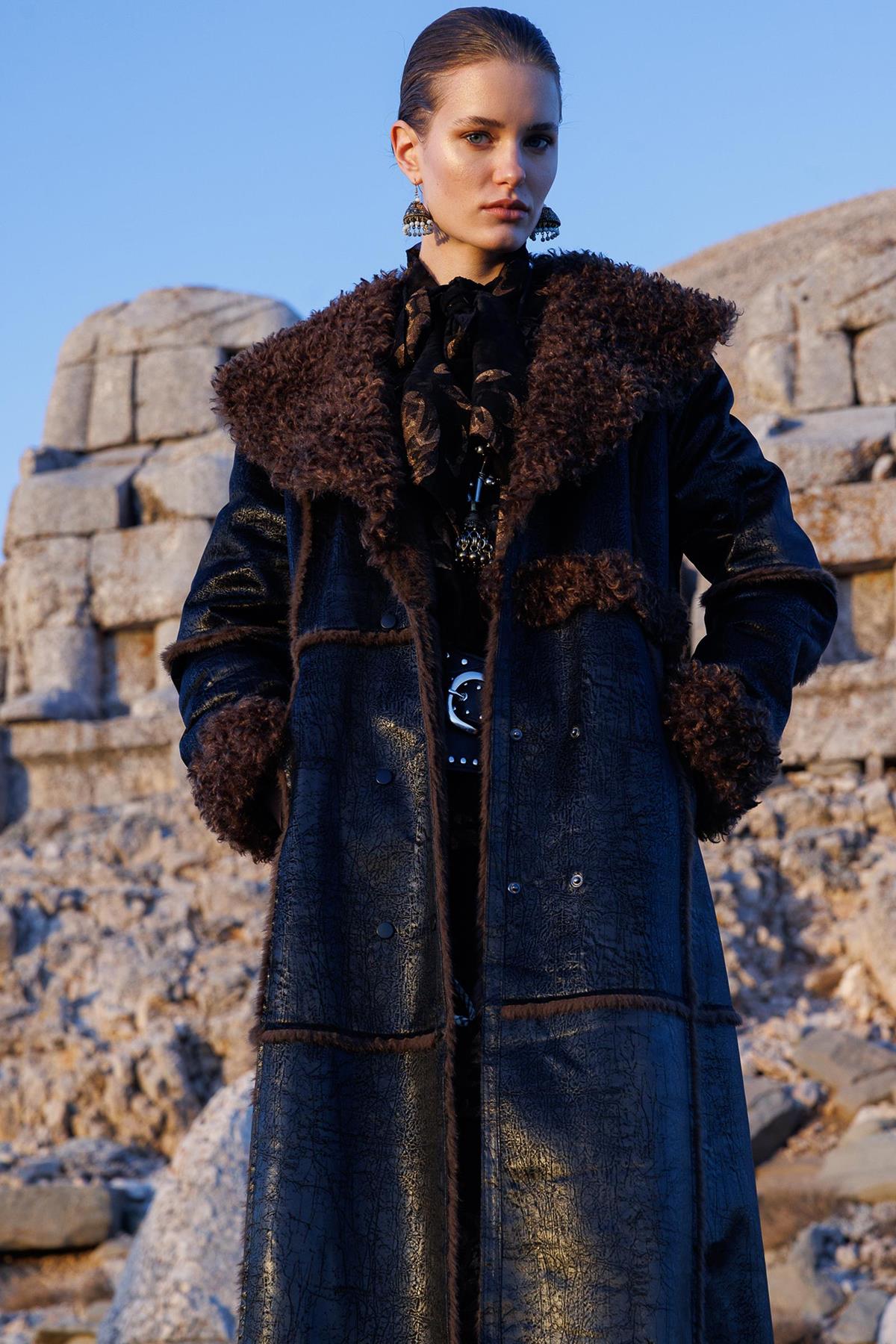 Peluş Detaylı Deri Görünümlü Kaban