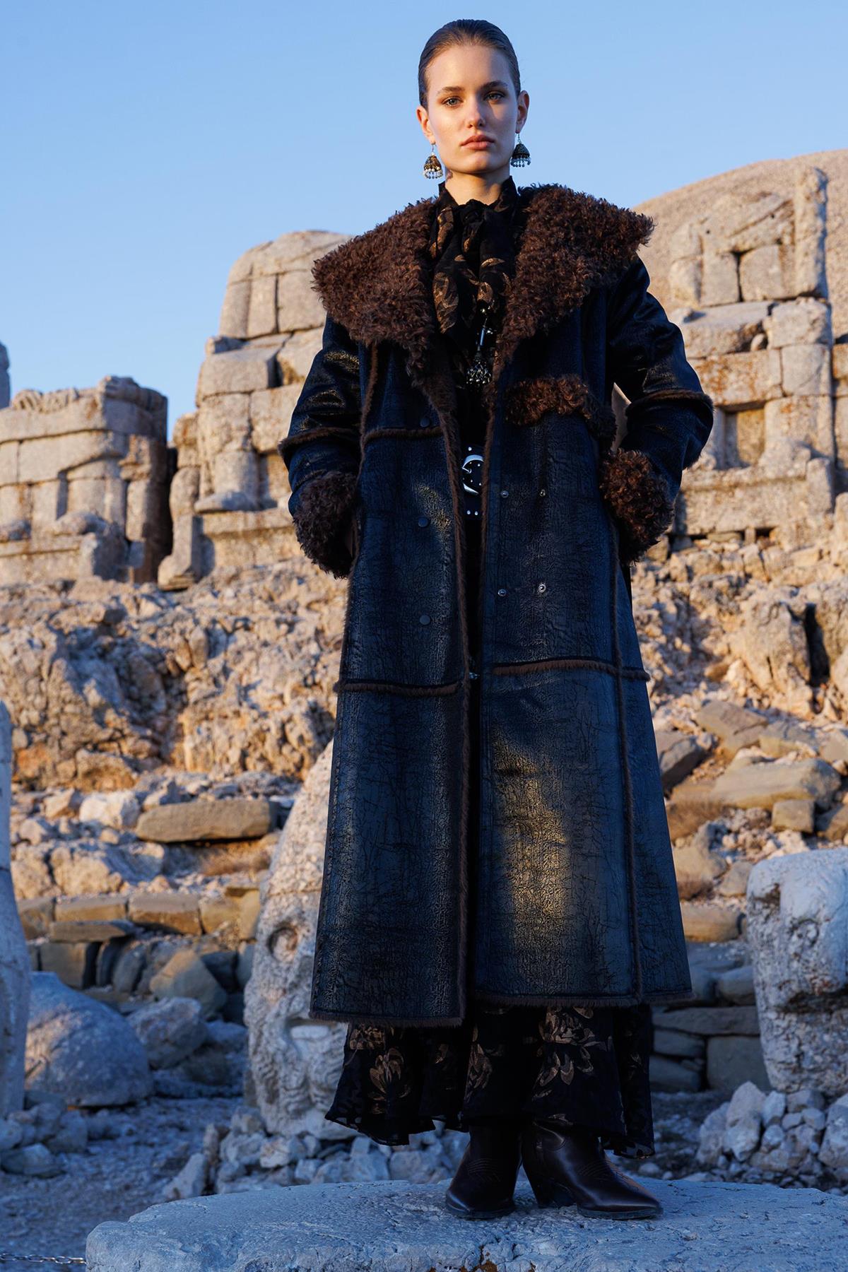 Peluş Detaylı Deri Görünümlü Kaban