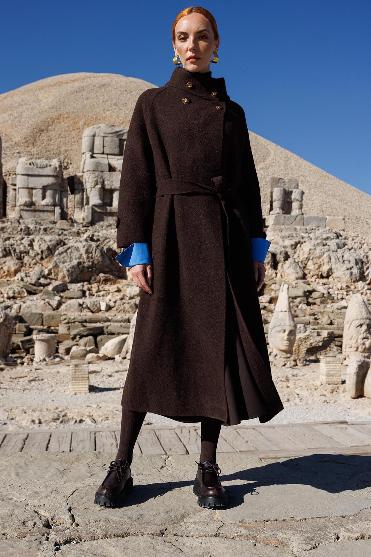 Yaka Ve Kol Düğme Detaylı Kaban