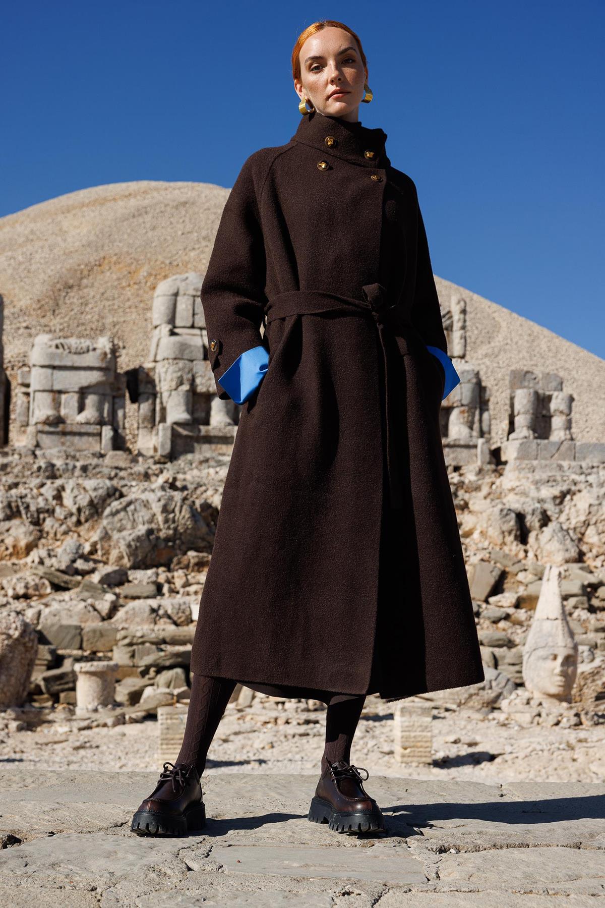 Yaka Ve Kol Düğme Detaylı Kaban