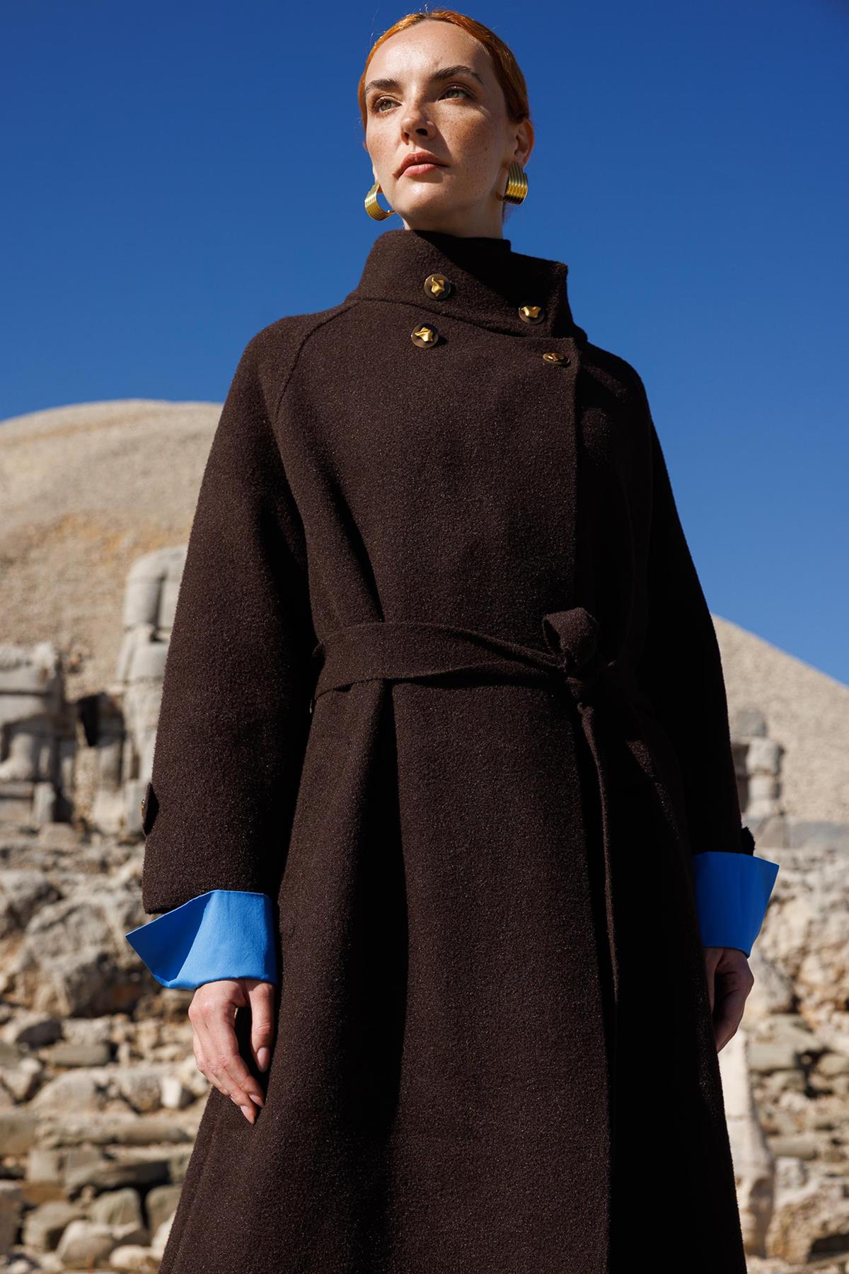 Yaka Ve Kol Düğme Detaylı Kaban